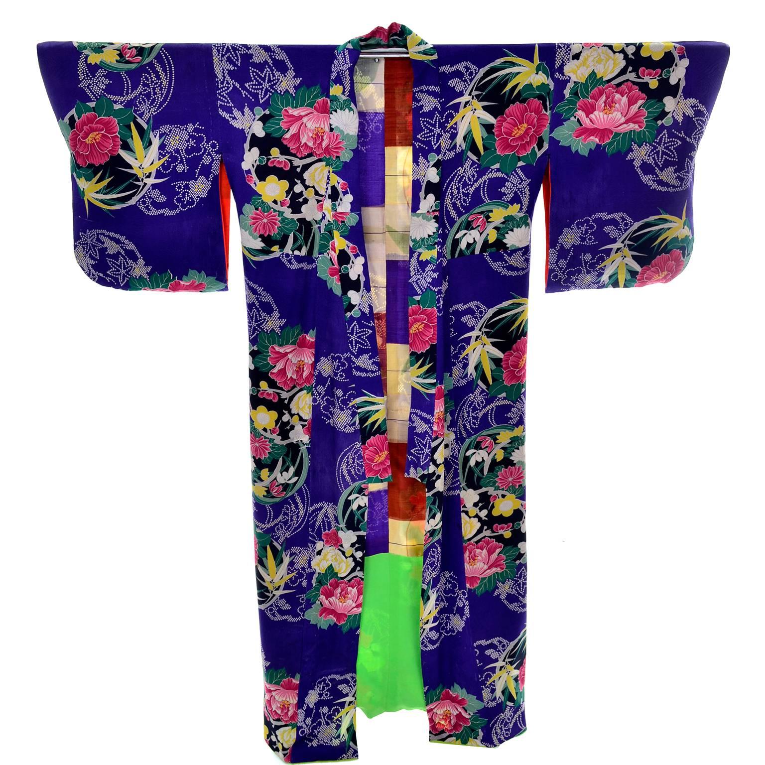 Violet Robe kimono vintage bleu roi avec fleurs roses et jaunes et doublure en soie en vente