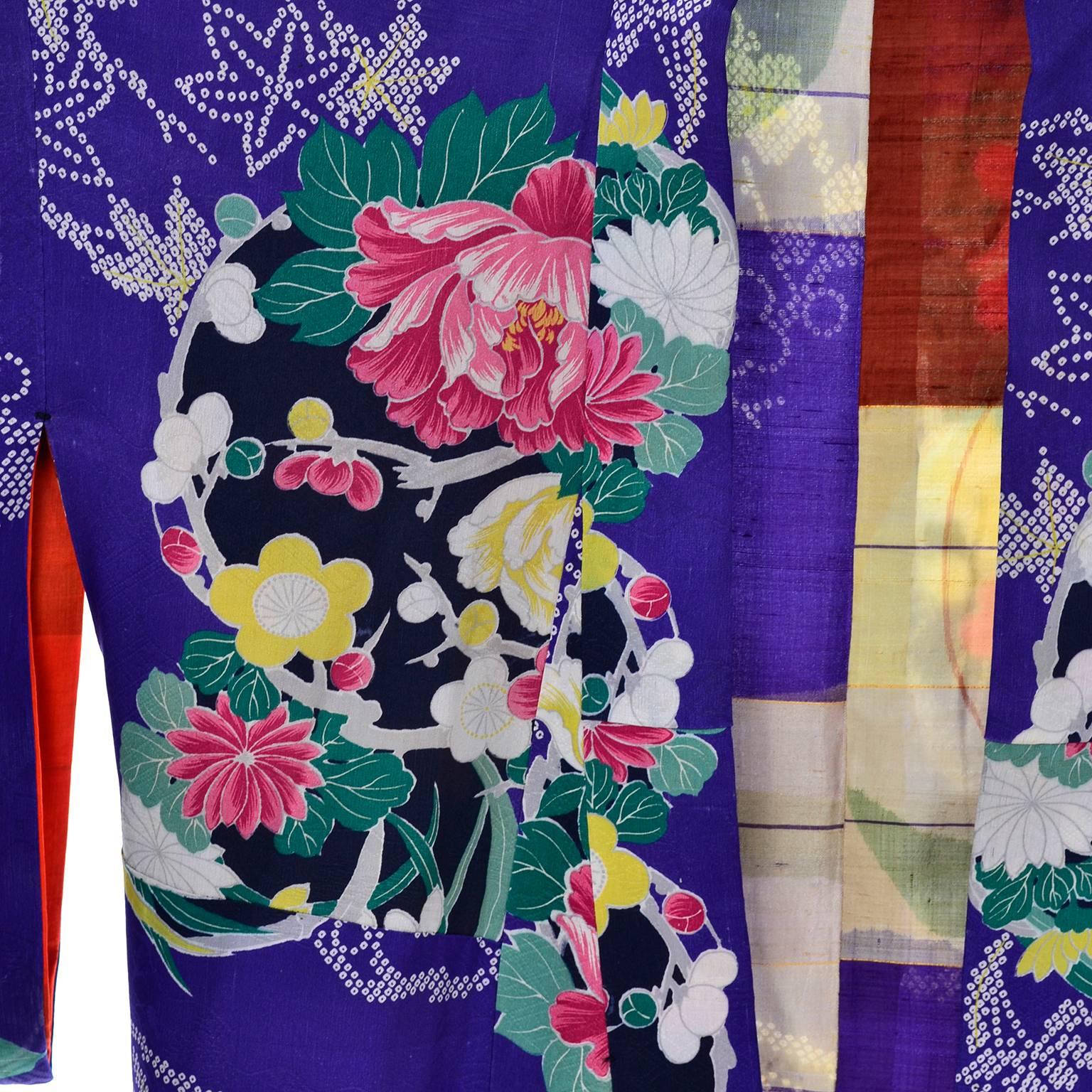 Royal Blue Vintage Seidenkimono Robe mit rosa & gelben Blumen und Seidenfutter Damen im Angebot