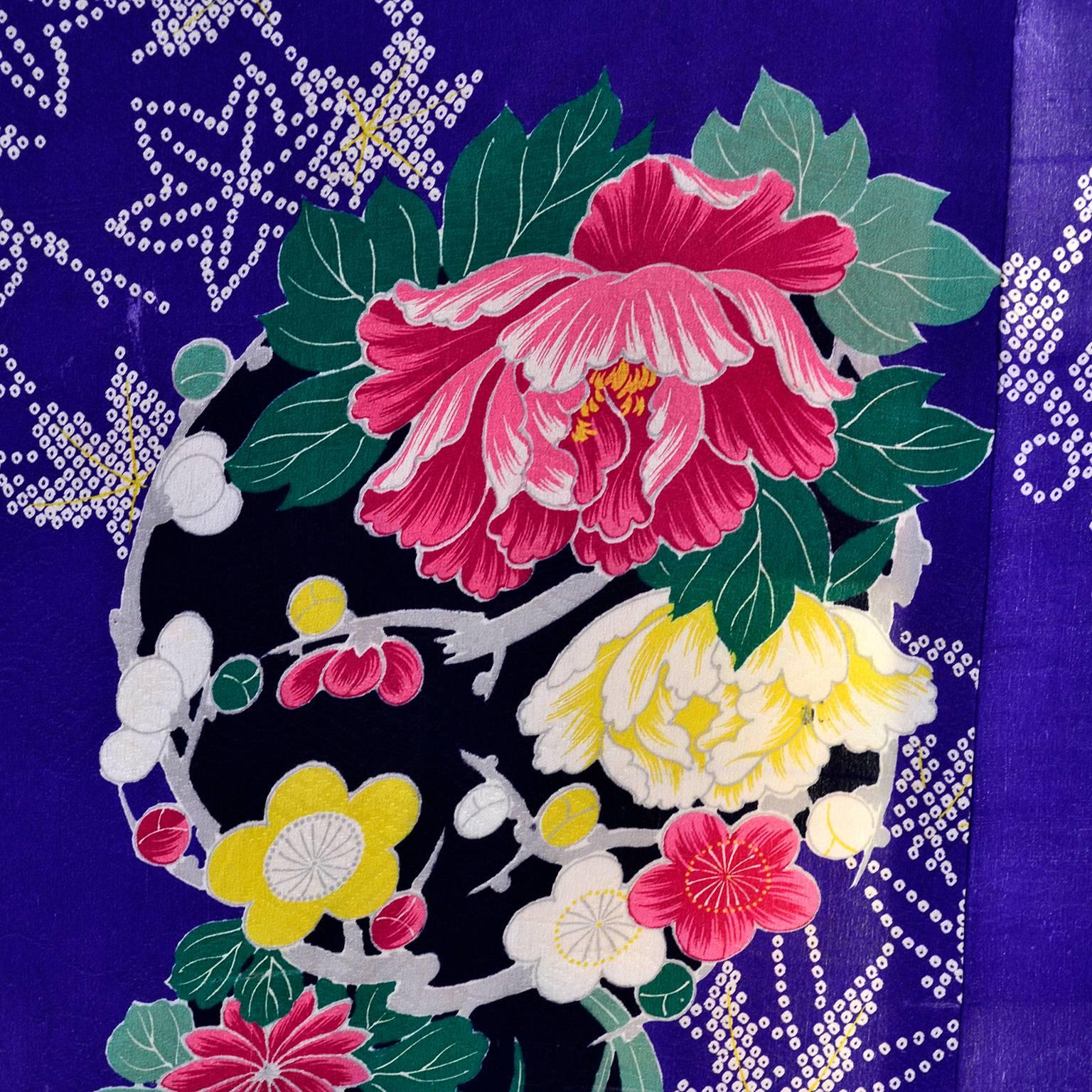 Royal Blue Vintage Silk Kimono Robe With Pink & Yellow Flowers and Silk Lining In Excellent Condition For Sale In Portland, OR