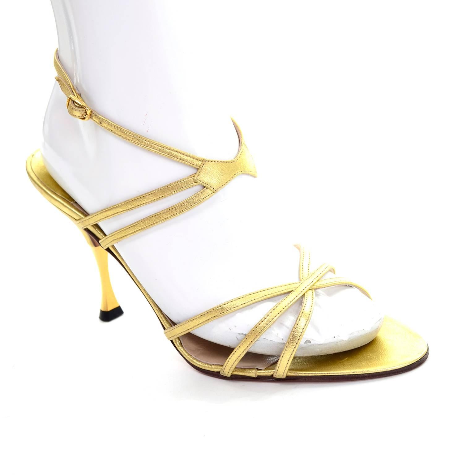 Diese Vintage-Schuhe von Manolo Blahnik stammen aus einem Nachlass von hochwertiger Designerkleidung und Accessoires aus den 1980er Jahren. Diese goldenen Metallic-Schuhe sind mit dem Label  Größe 39 und erscheinen ungetragen mit 4