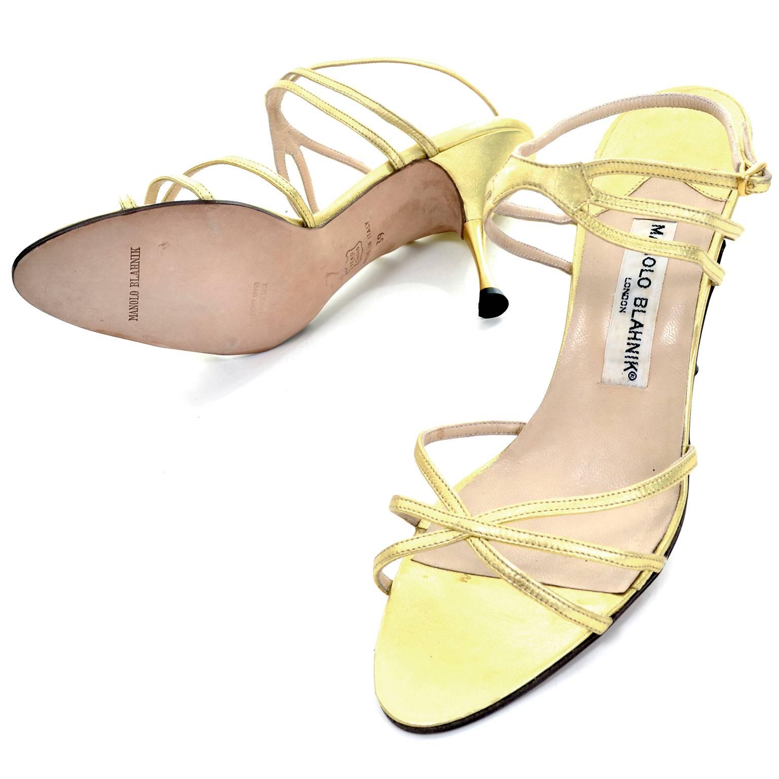 Manolo Blahnik London Shoes Rare Vintage Gold Metallic Strappy Heels 39 des années 1980 Pour femmes en vente