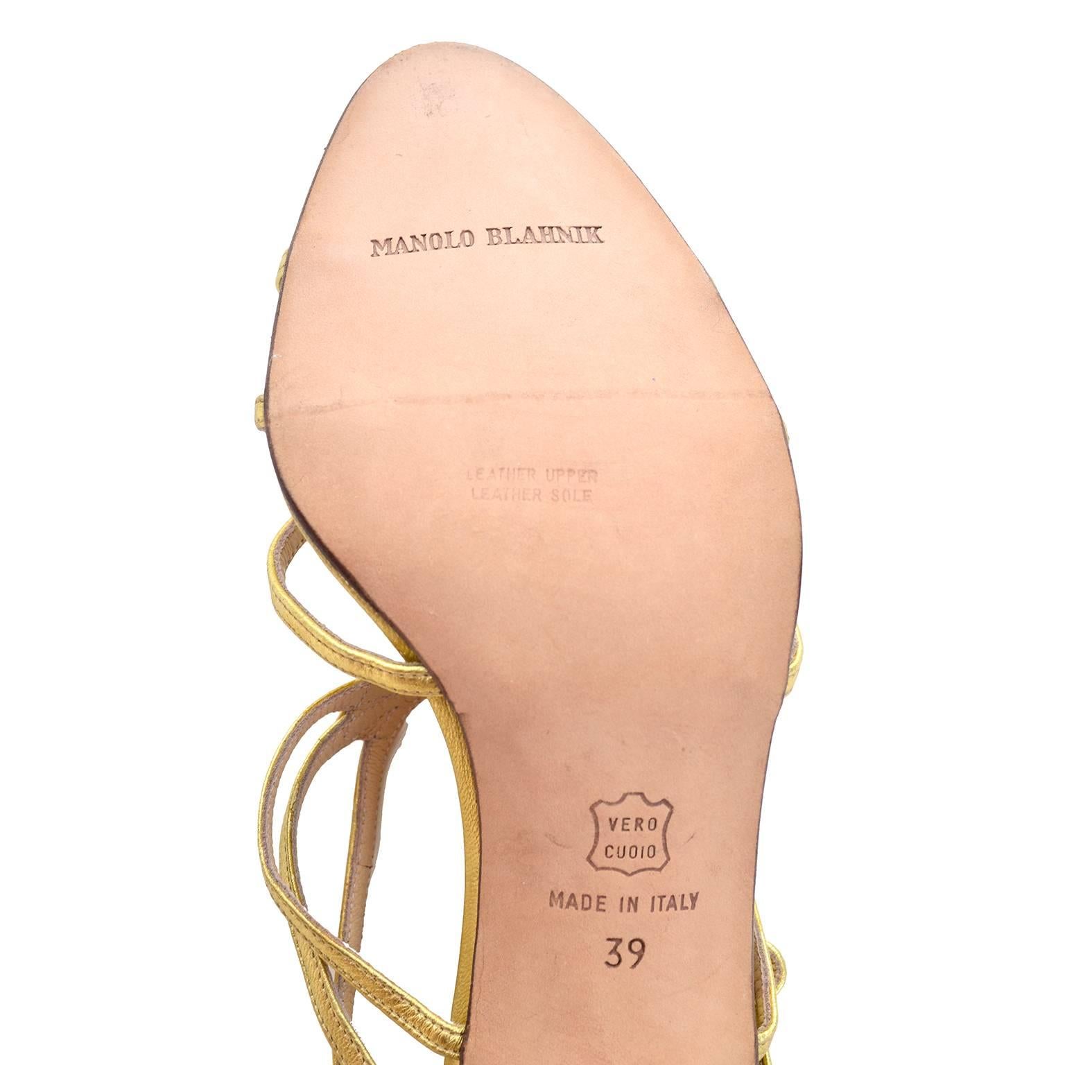 1980er Manolo Blahnik London Schuhe Rare Vintage Gold Metallic Riemchenabsatz Heels 39 im Angebot 5