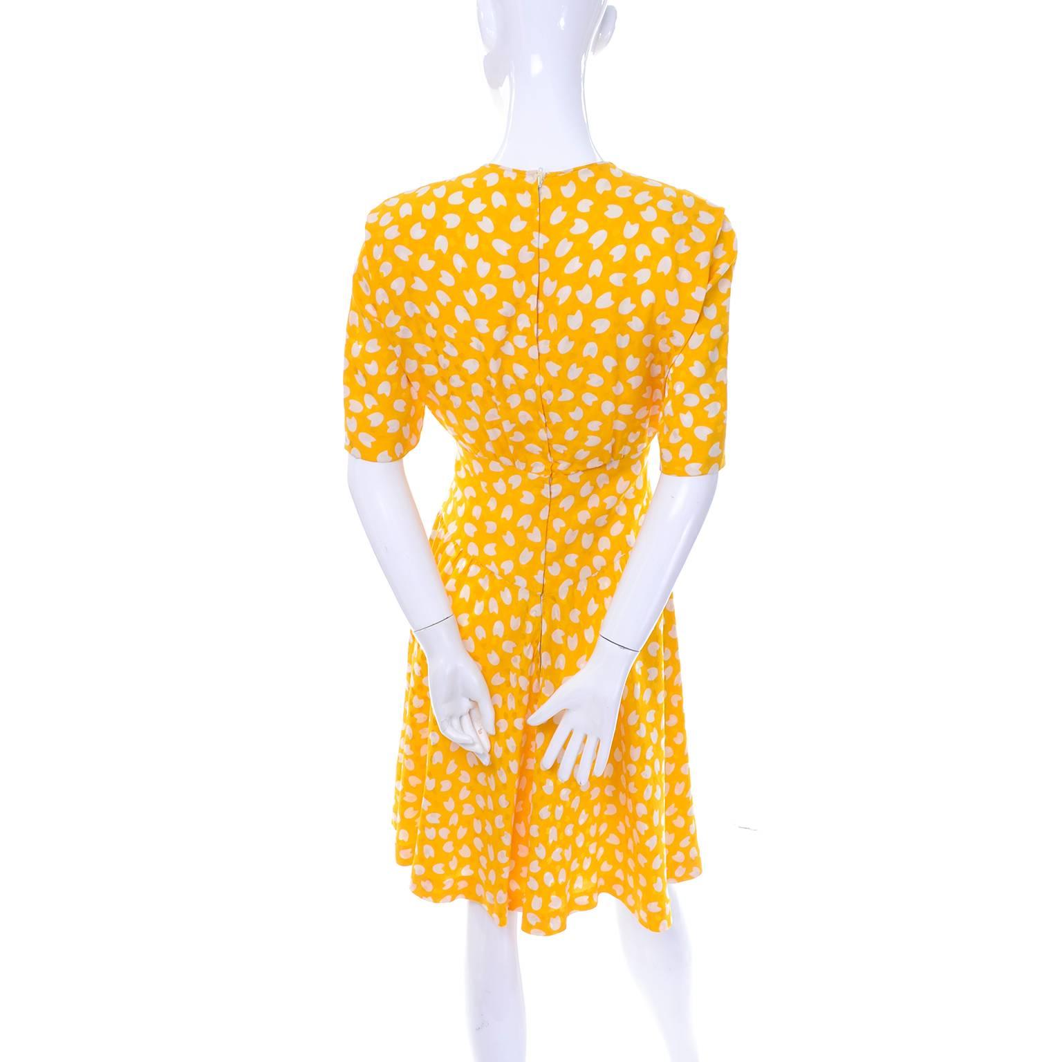 Vintage Silk Dress Unlabeled Couture in Abstract Yellow & White Tulip Print In Excellent Condition In Portland, OR