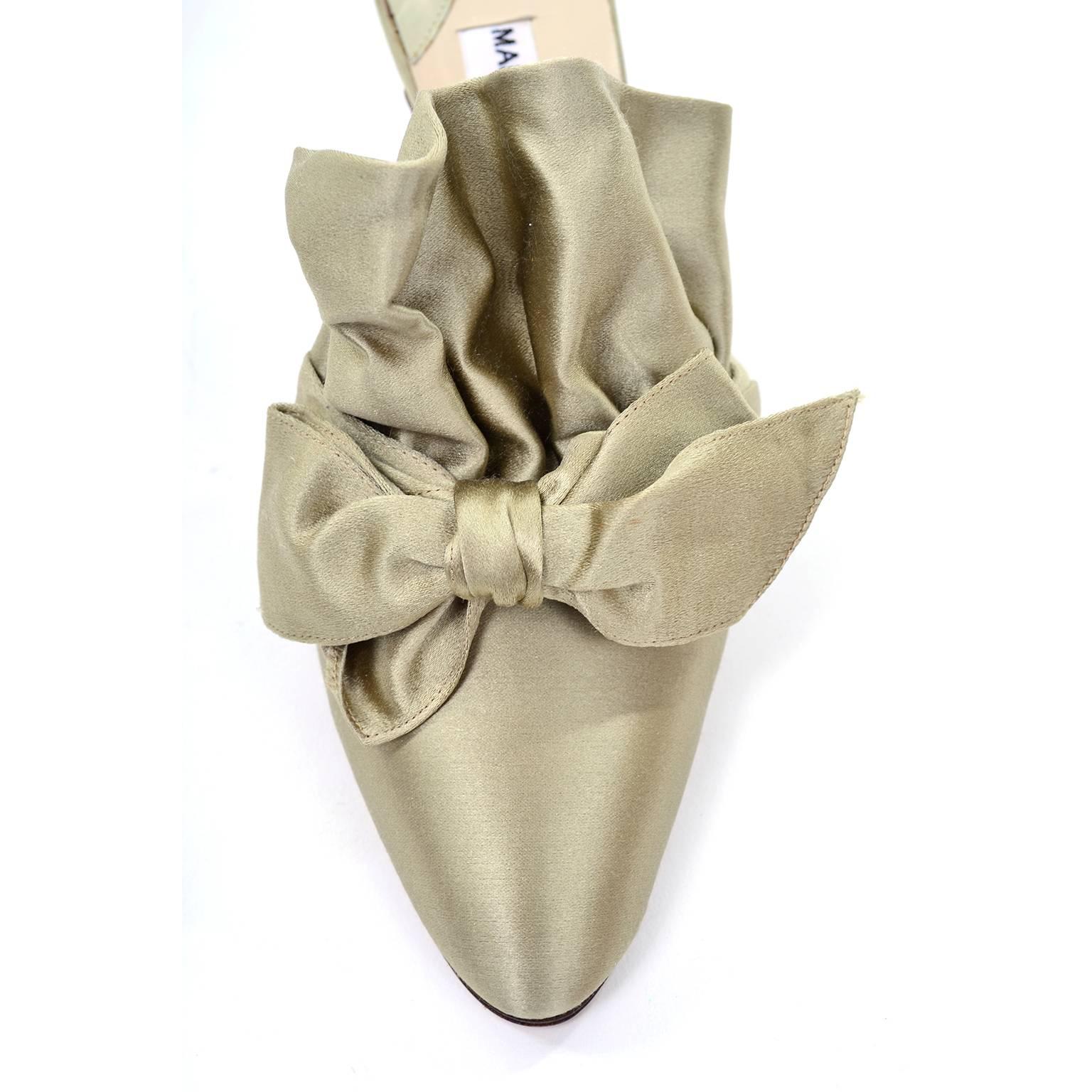 Rare 1980s Manolo Blahnik London Shoes Vintage Ruffled Satin Bow Mules Unworn 39 In New Condition In Portland, OR