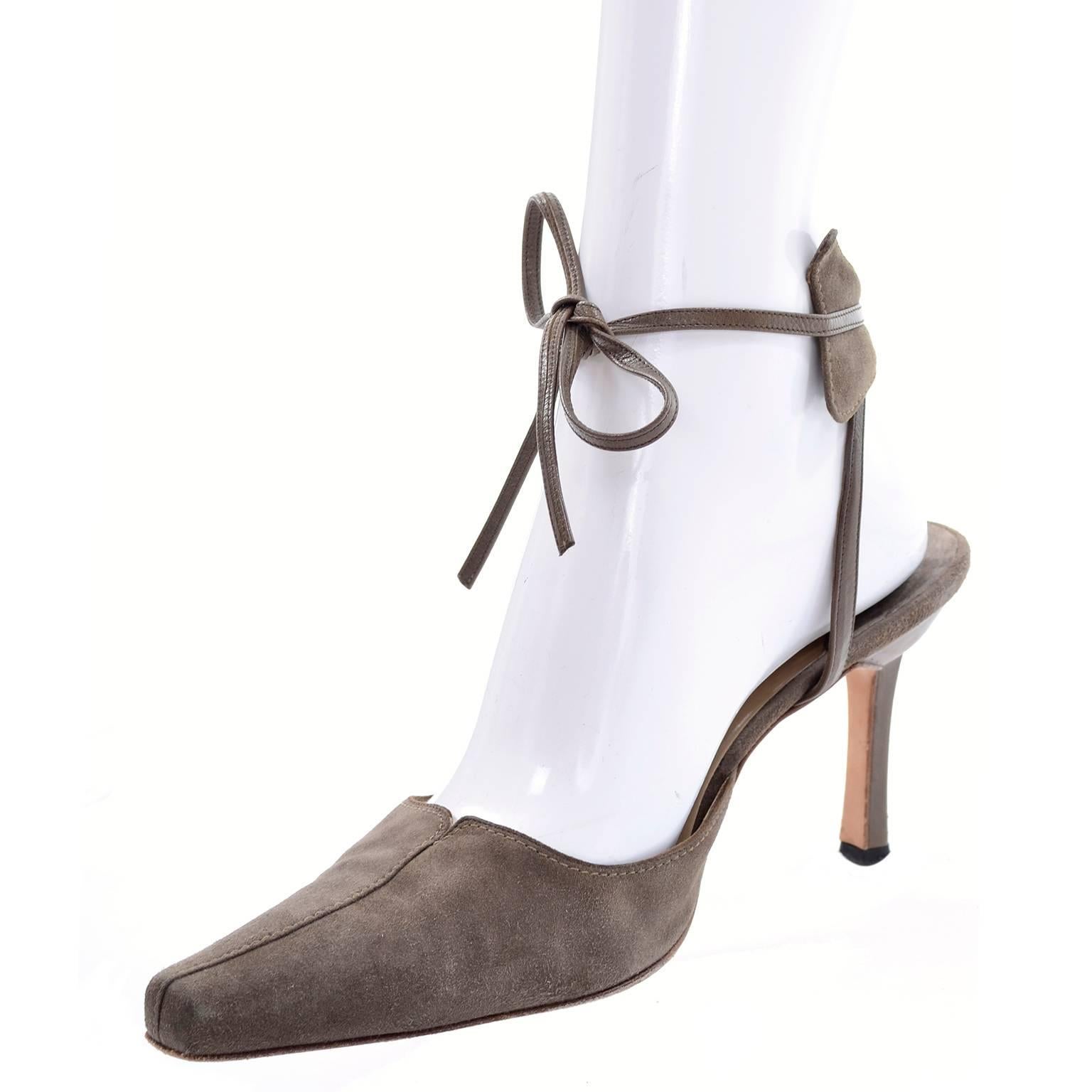 Manolo Blahnik - Chaussures vintage en daim avec brides de cheville en cuir, taille 37,5 Excellent état - En vente à Portland, OR