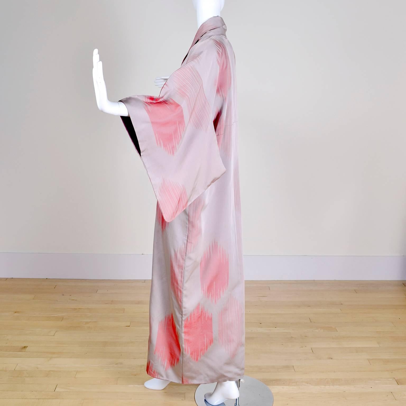 Vintage Long Silk Japanese Kimono With Abstract Salmon Design & Purple Lining In Excellent Condition In Portland, OR