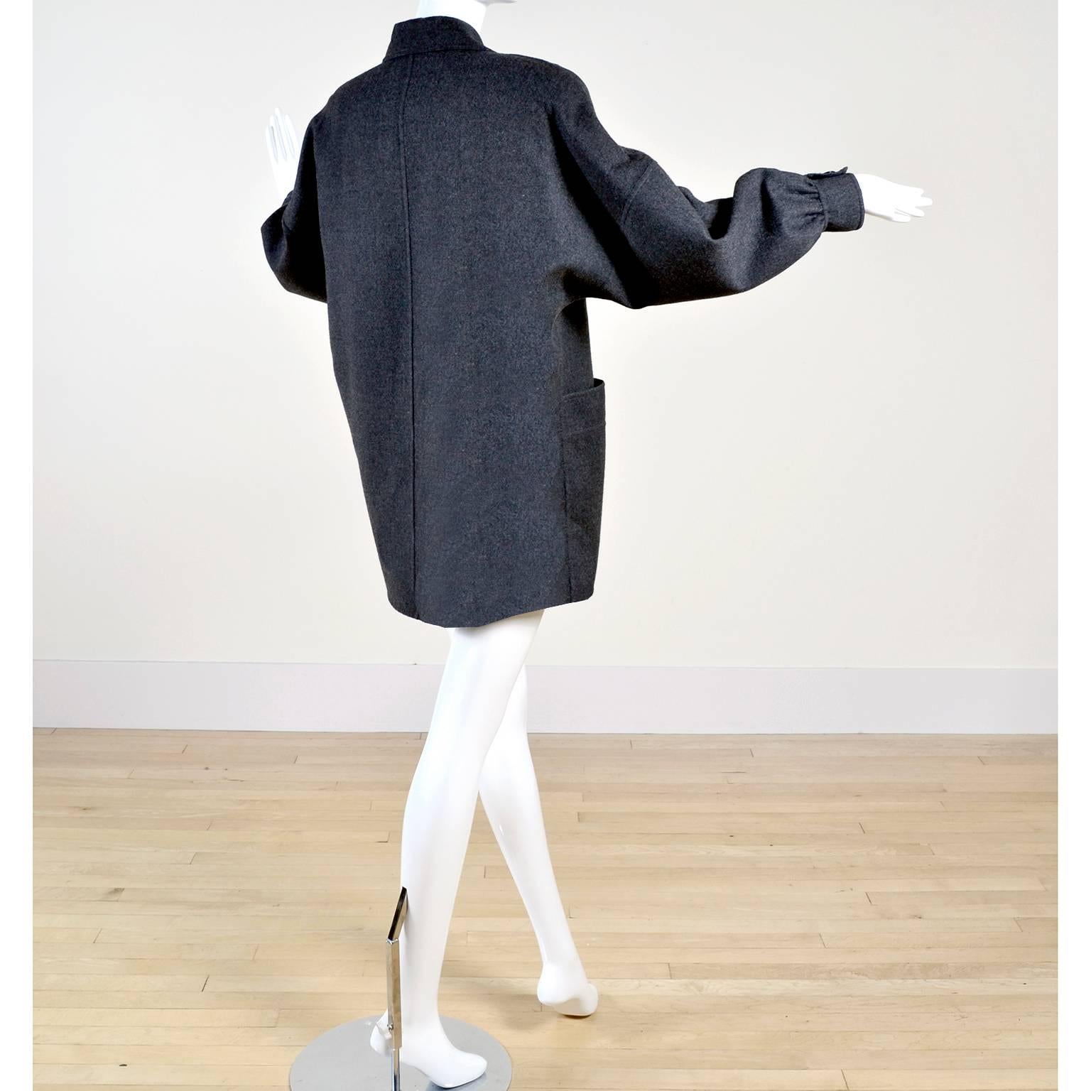Vintage Salvatore Ferragamo Mantel in Übergröße aus grauer Wolljacke mit Taschen, 1980er Jahre im Zustand „Hervorragend“ im Angebot in Portland, OR
