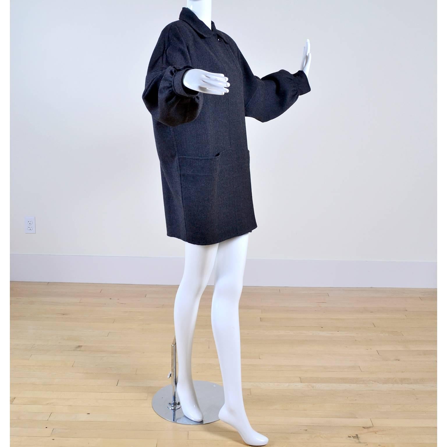 Gris Salvatore Ferragamo - Manteau vintage surdimensionné en laine grise avec poches, années 1980 en vente