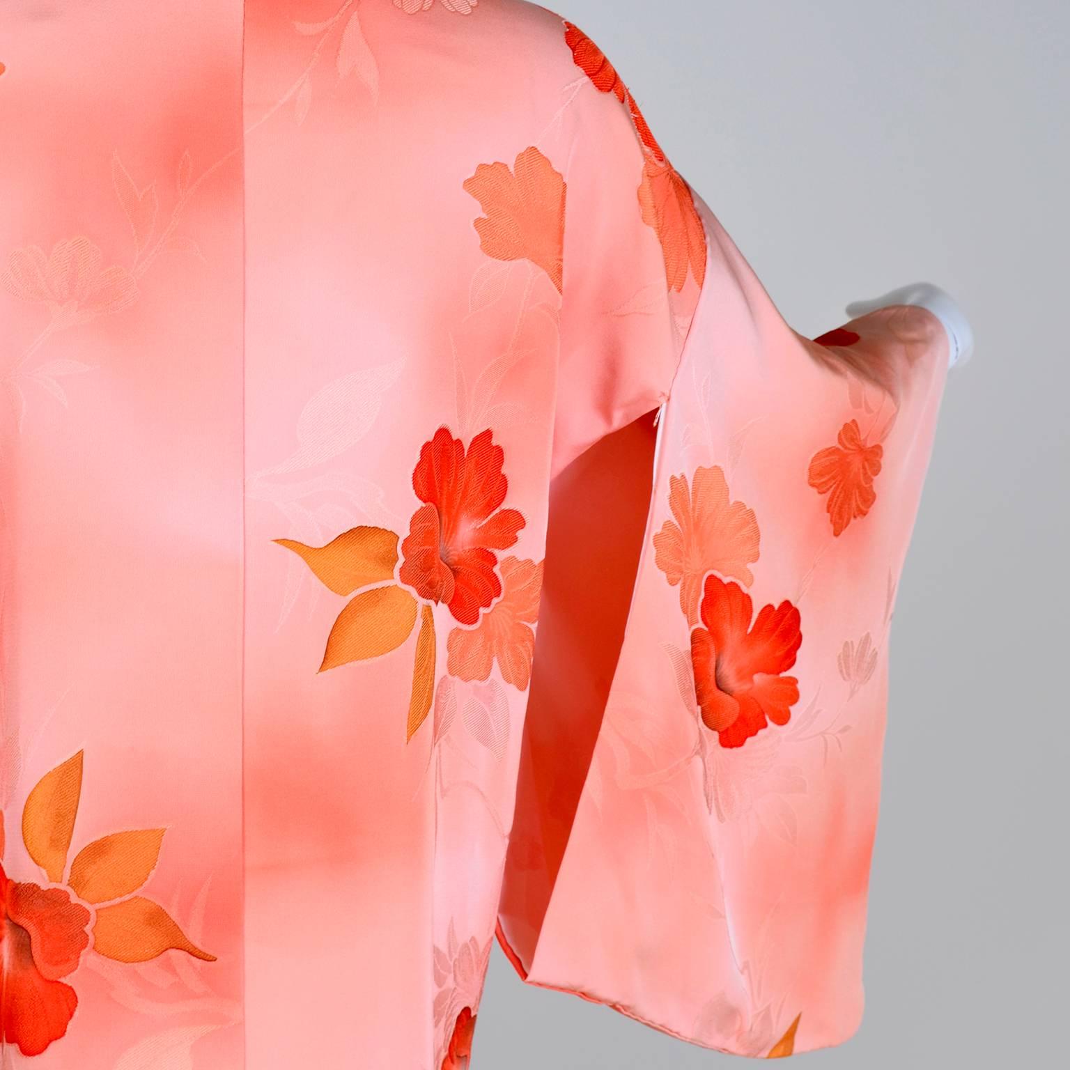 1930s Haori Vintage Kimono in Peach Silk With Orange Hibiscus Flowers In Excellent Condition In Portland, OR