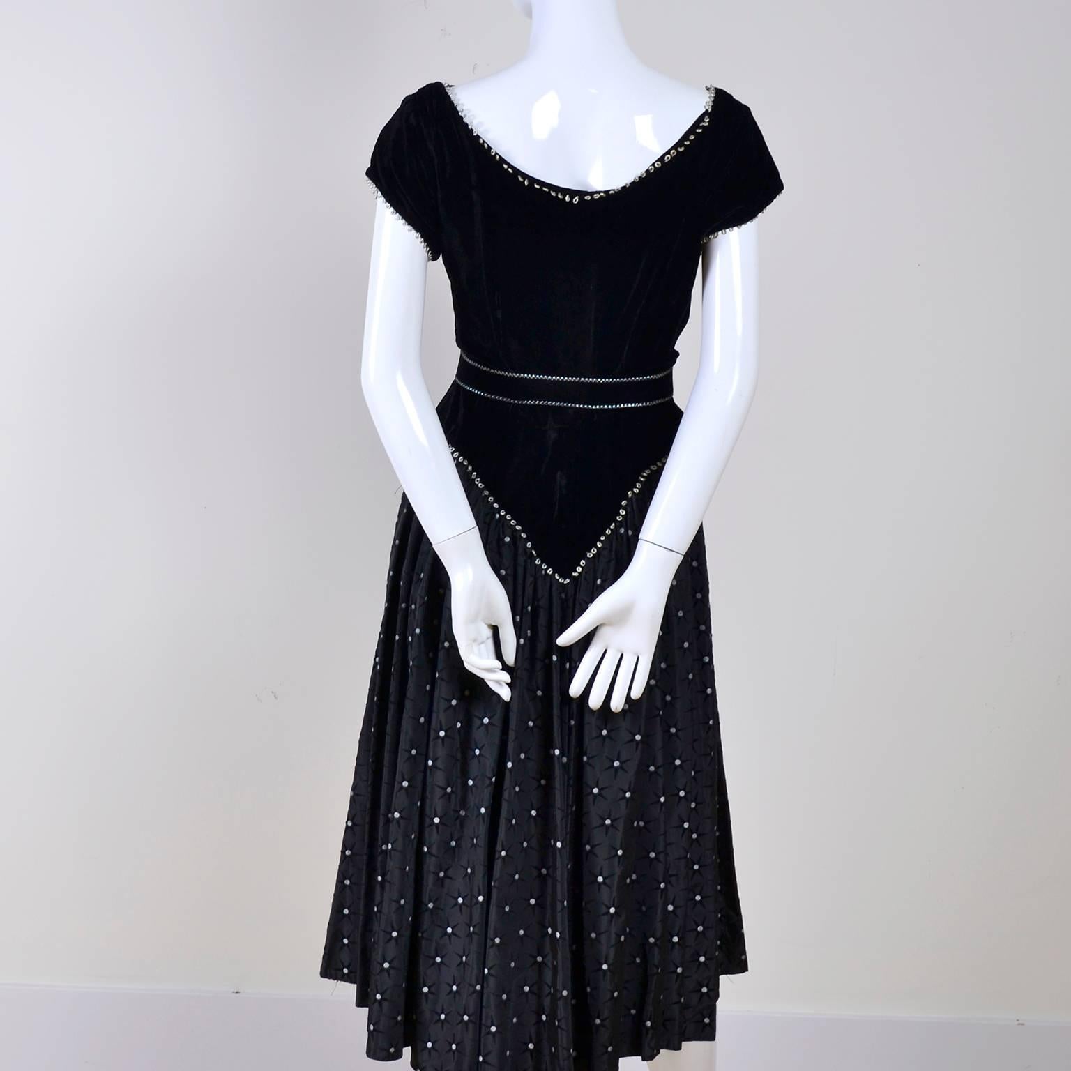1950s Vintage Dress Black Velvet w/ Black and Silver Starbursts Full Skirt  4