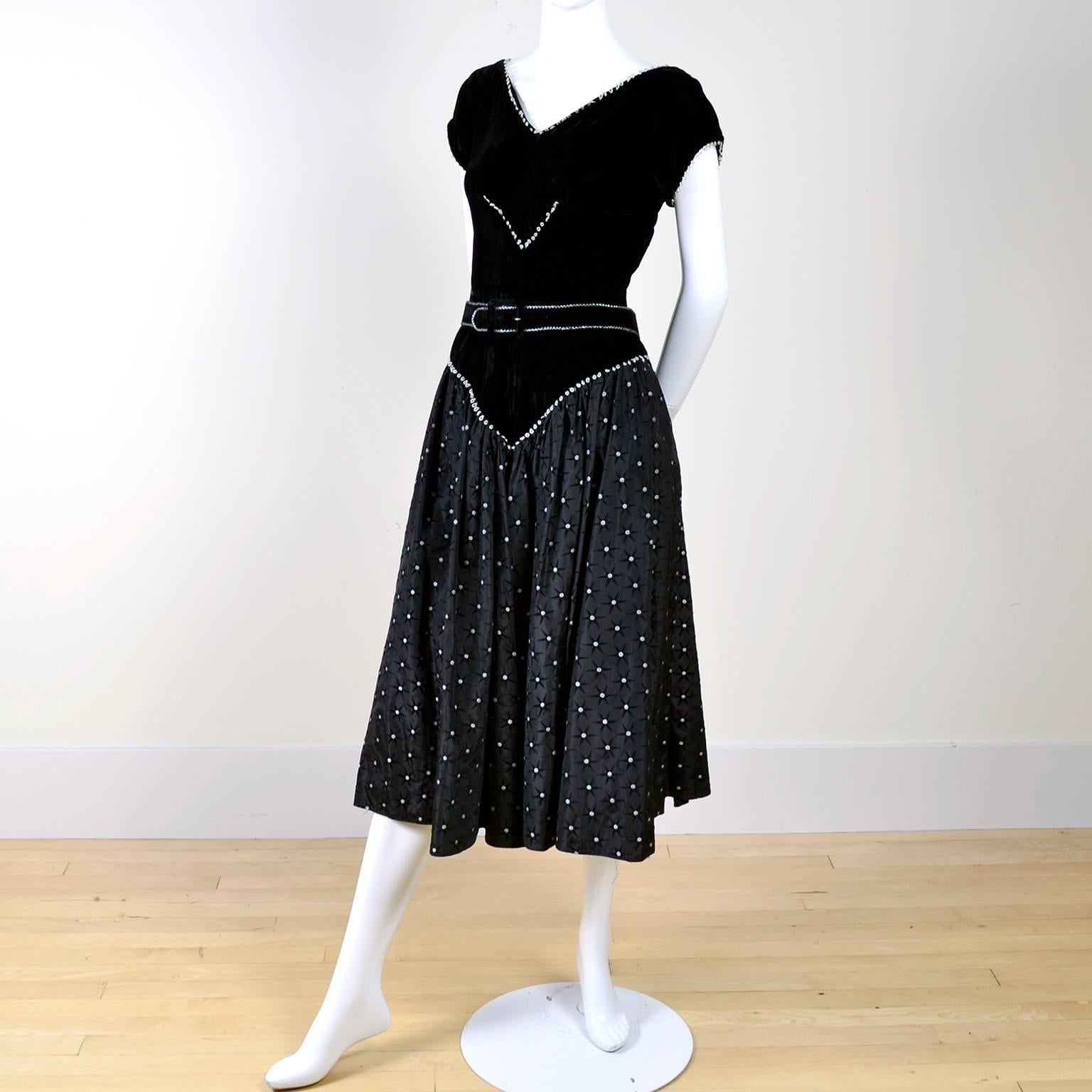 Women's 1950s Vintage Dress Black Velvet w/ Black and Silver Starbursts Full Skirt 