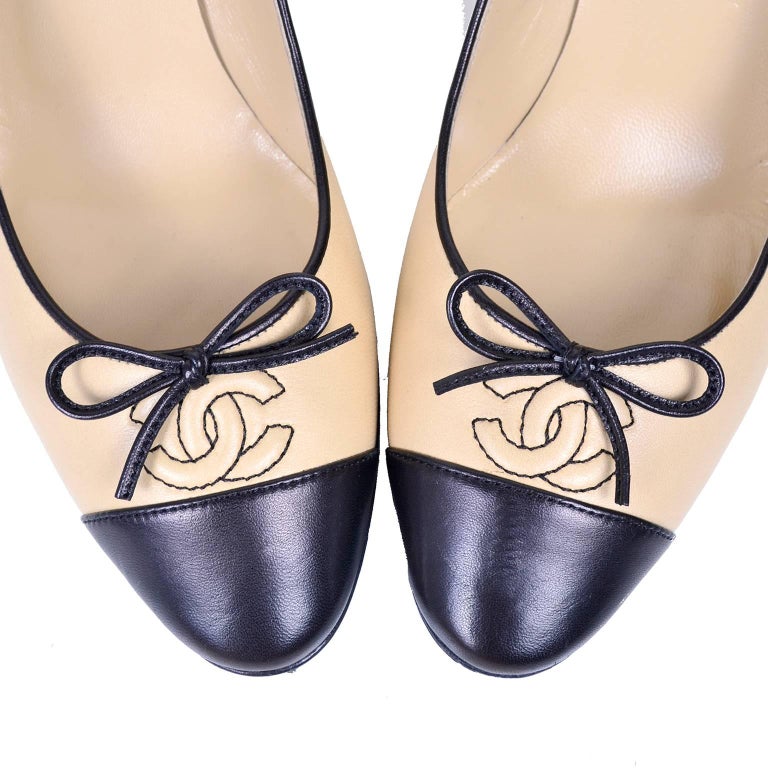 Chanel Shoes Beige and Black 37.5 Pumps with Bows Black Heels With Box In Excellent Condition In Portland, OR