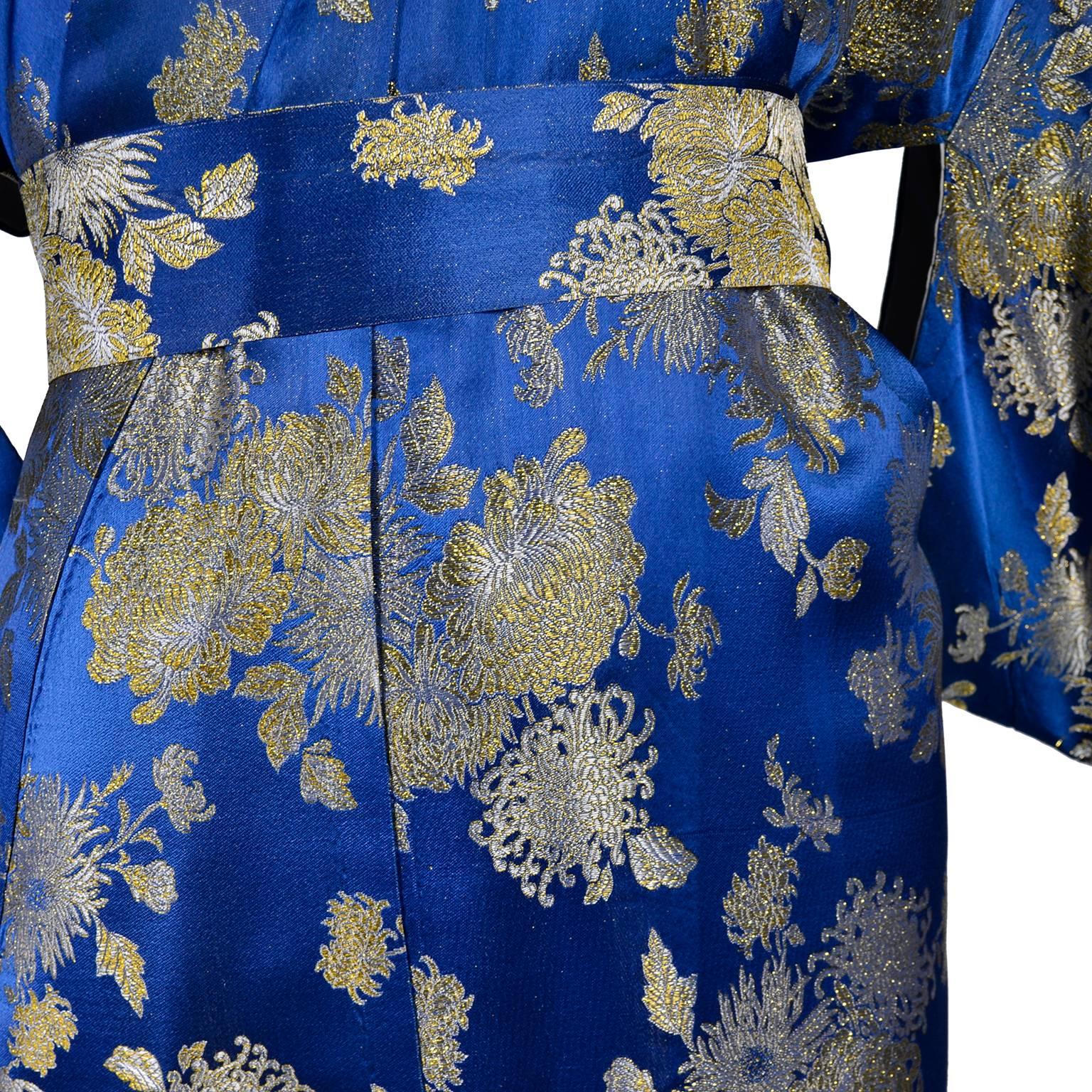 Japanese Vintage Kimono Robe in Blue Silk Gold Metallic chrysanthemum Embroidery In Excellent Condition In Portland, OR