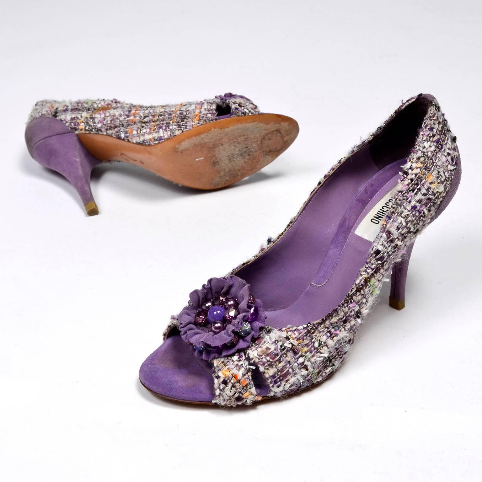 Offene Zehe Moschino lila Tweed-Schuhe mit Perlenschleifen und Rosetten Größe 37 im Angebot 1