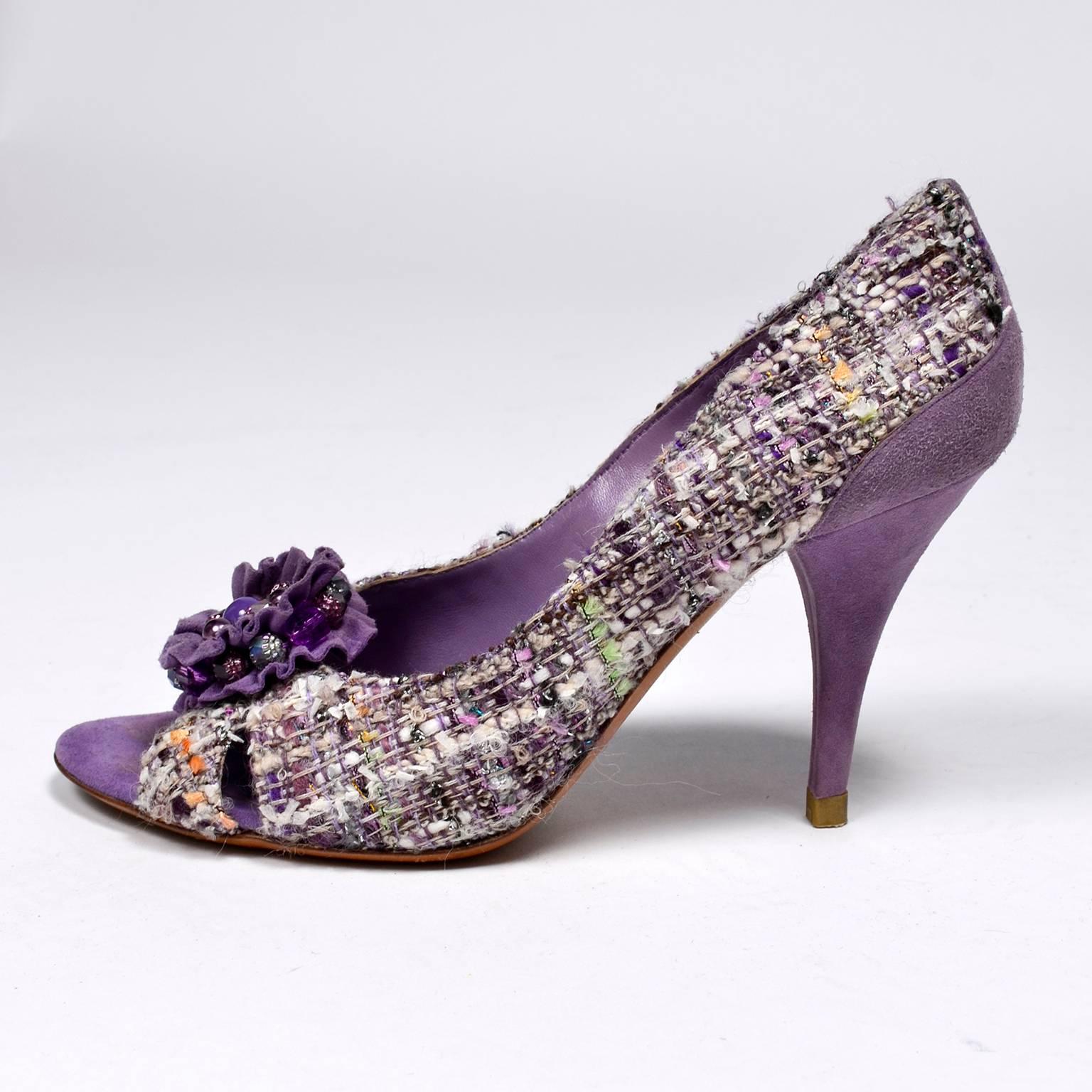 Offene Zehe Moschino lila Tweed-Schuhe mit Perlenschleifen und Rosetten Größe 37 Damen im Angebot