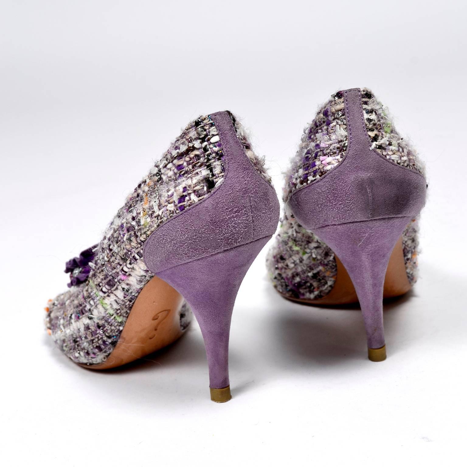 Offene Zehe Moschino lila Tweed-Schuhe mit Perlenschleifen und Rosetten Größe 37 (Grau) im Angebot
