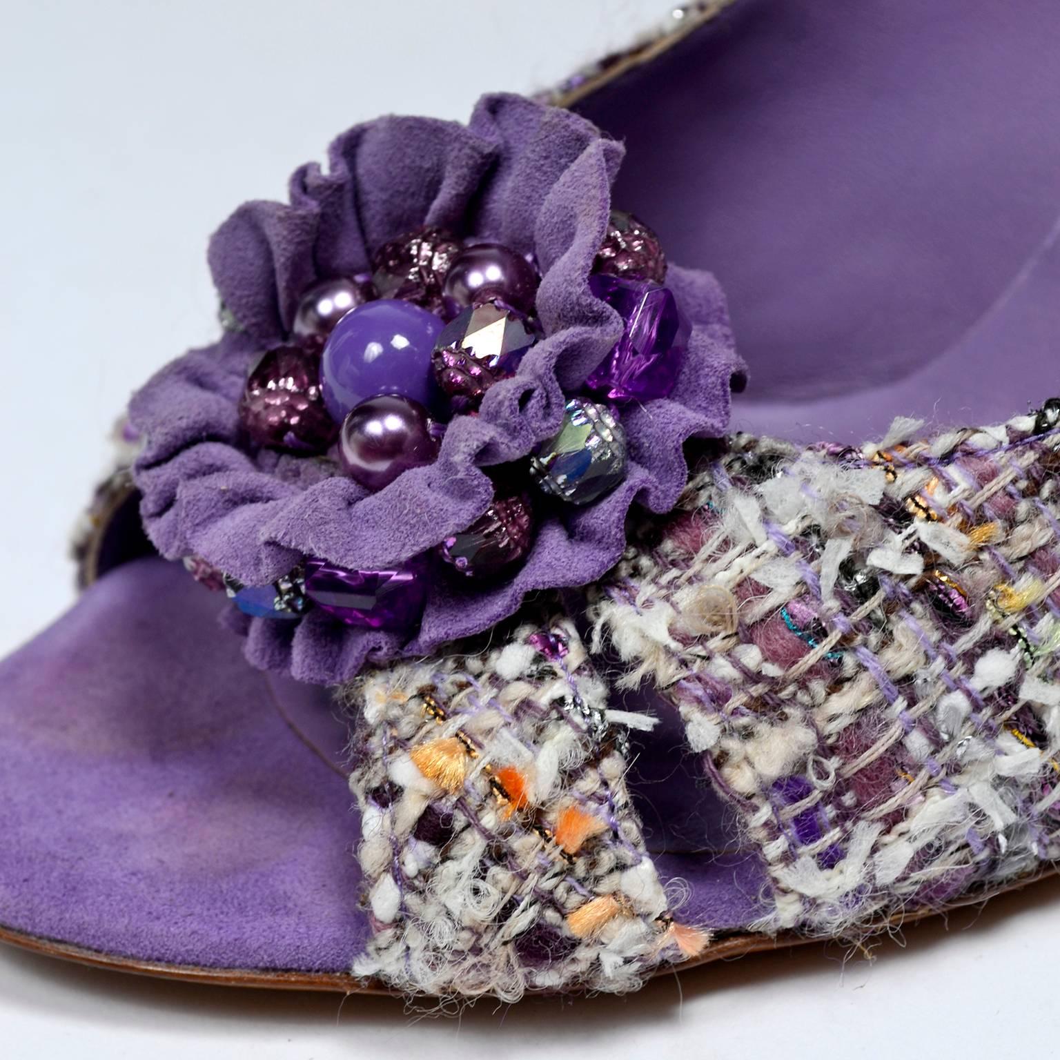 Offene Zehe Moschino lila Tweed-Schuhe mit Perlenschleifen und Rosetten Größe 37 im Zustand „Gut“ im Angebot in Portland, OR