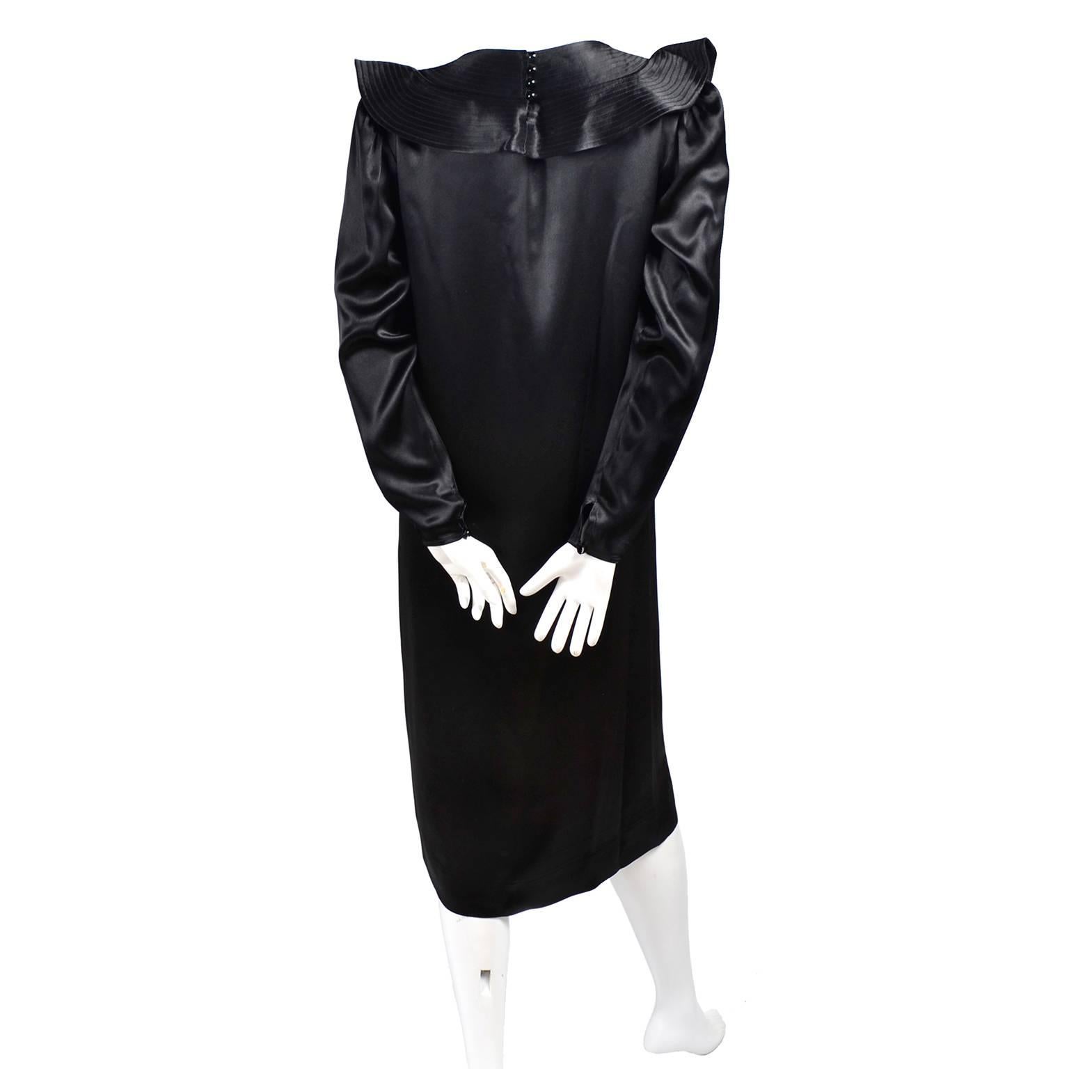 Albert Nipon - Robe vintage en satin noir avec col à volants, années 1970 Pour femmes en vente