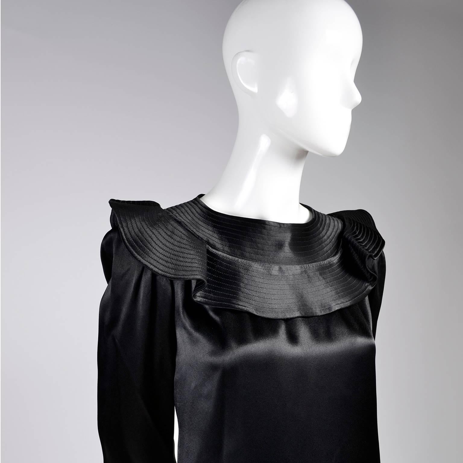 Noir Albert Nipon - Robe vintage en satin noir avec col à volants, années 1970 en vente
