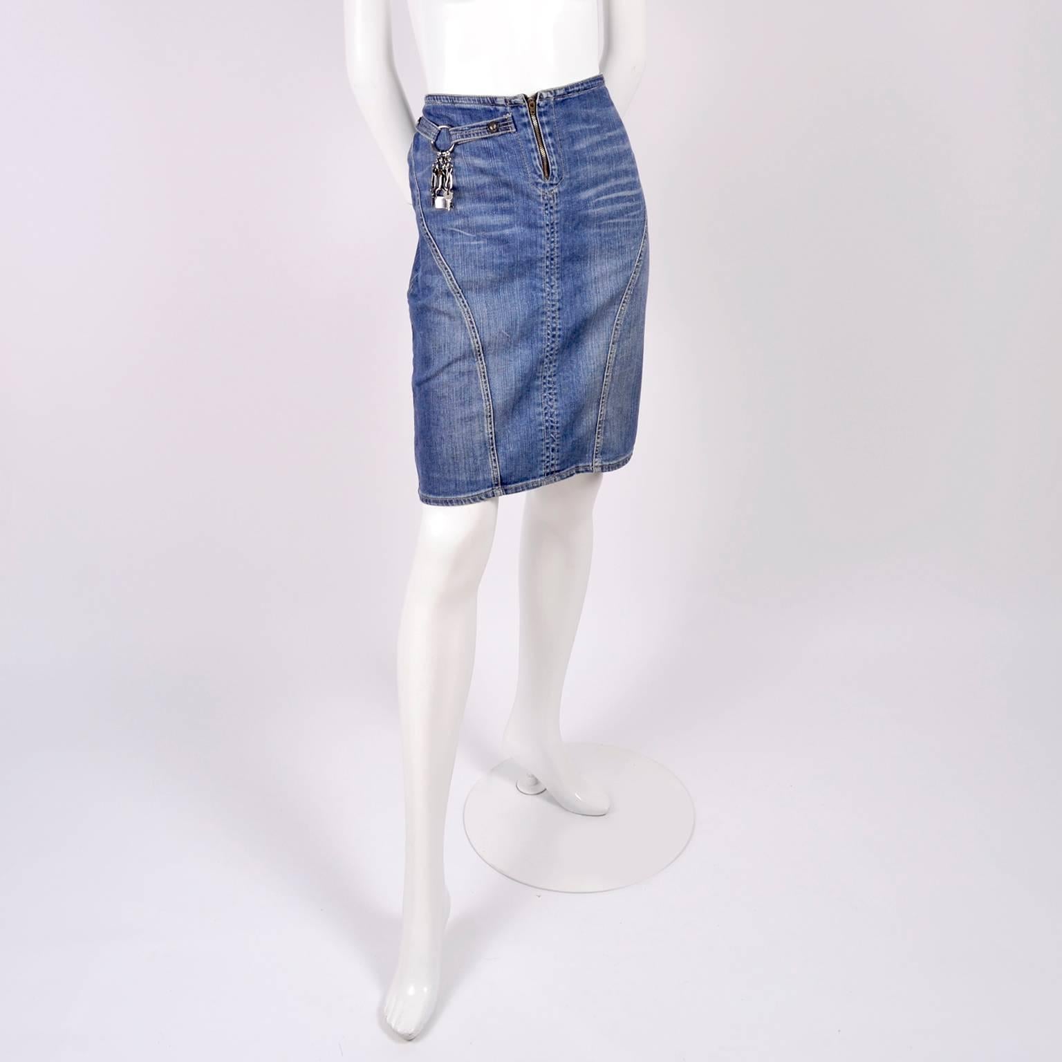 This is a great Versace jeans couture denim skirt with dangling charms on a metal ring near the waist.  The jeans have a front zipper and interesting seams that make for a flattering fit. Labeled a size 28/42 We estimate this skirt to fit a modern