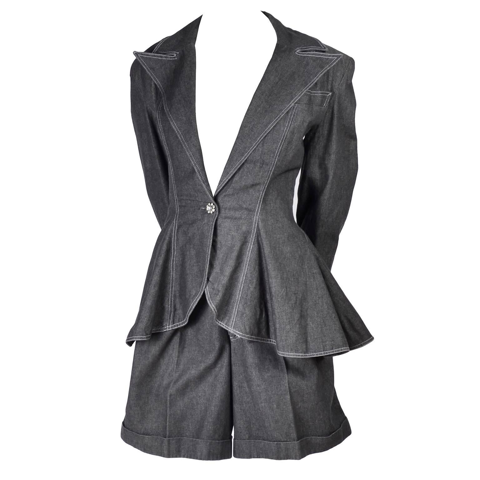 1980er Patrick Kelly Anzug in grauem schwarzem Denim mit Shorts und Schößchenjacke 4/6 im Zustand „Hervorragend“ in Portland, OR