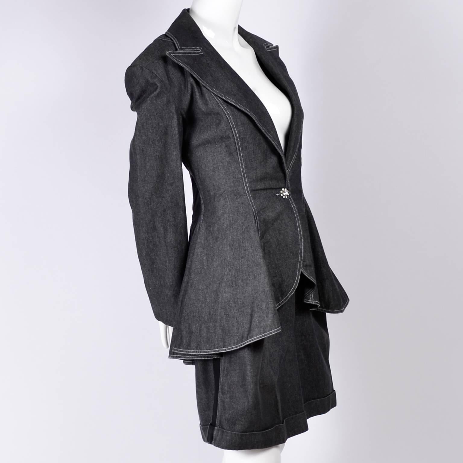 1980er Patrick Kelly Anzug in grauem schwarzem Denim mit Shorts und Schößchenjacke 4/6 (Schwarz)