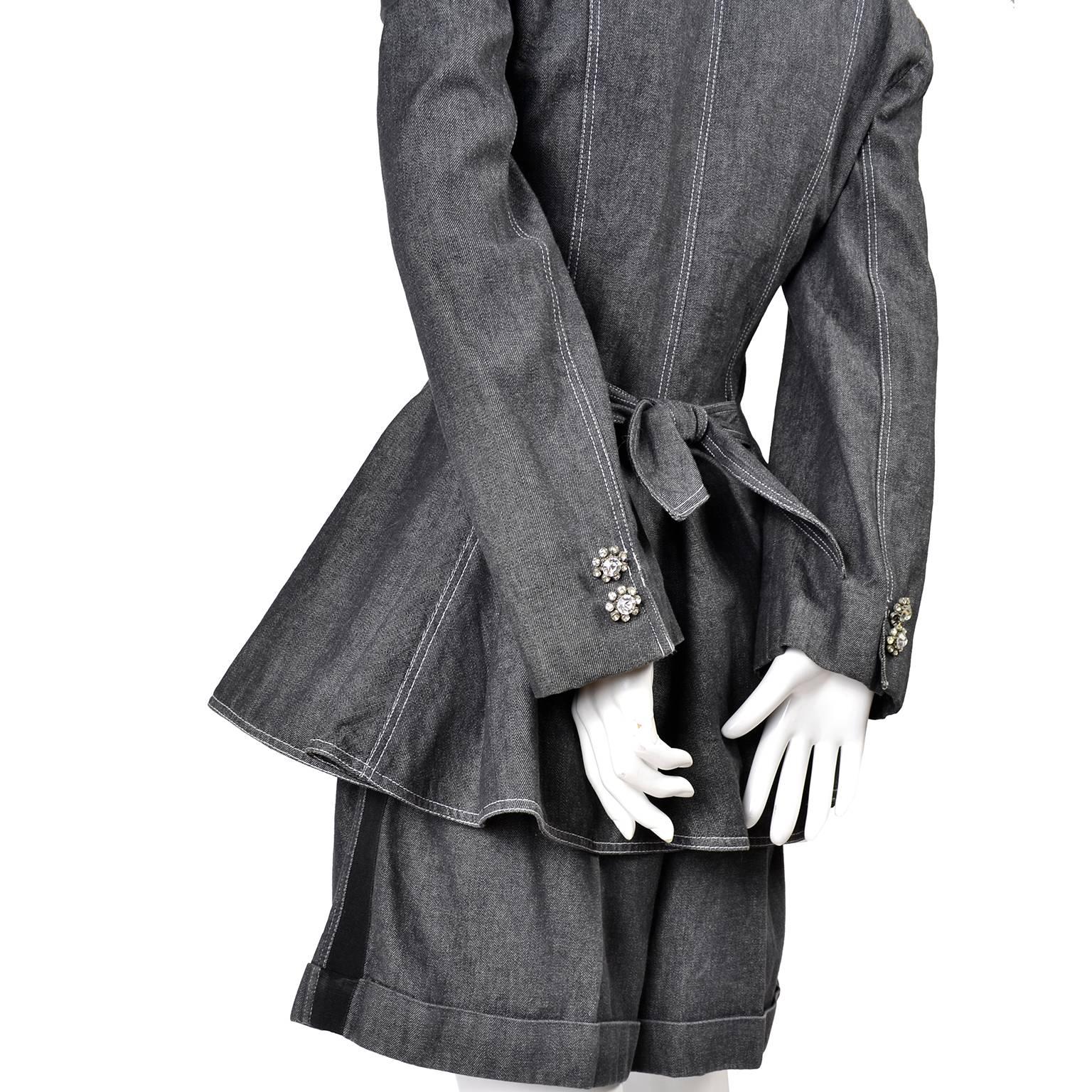 Dieser Anzug aus grauem schwarzem Denim von Patrick Kelly wurde Mitte der 1980er bei Printemp's in Denver gekauft. Die Jacke ist in der Taille gerafft und wird mit einem einzelnen Strassknopf geschlossen. Der Blazer hat eine Schärpe:: die im Rücken