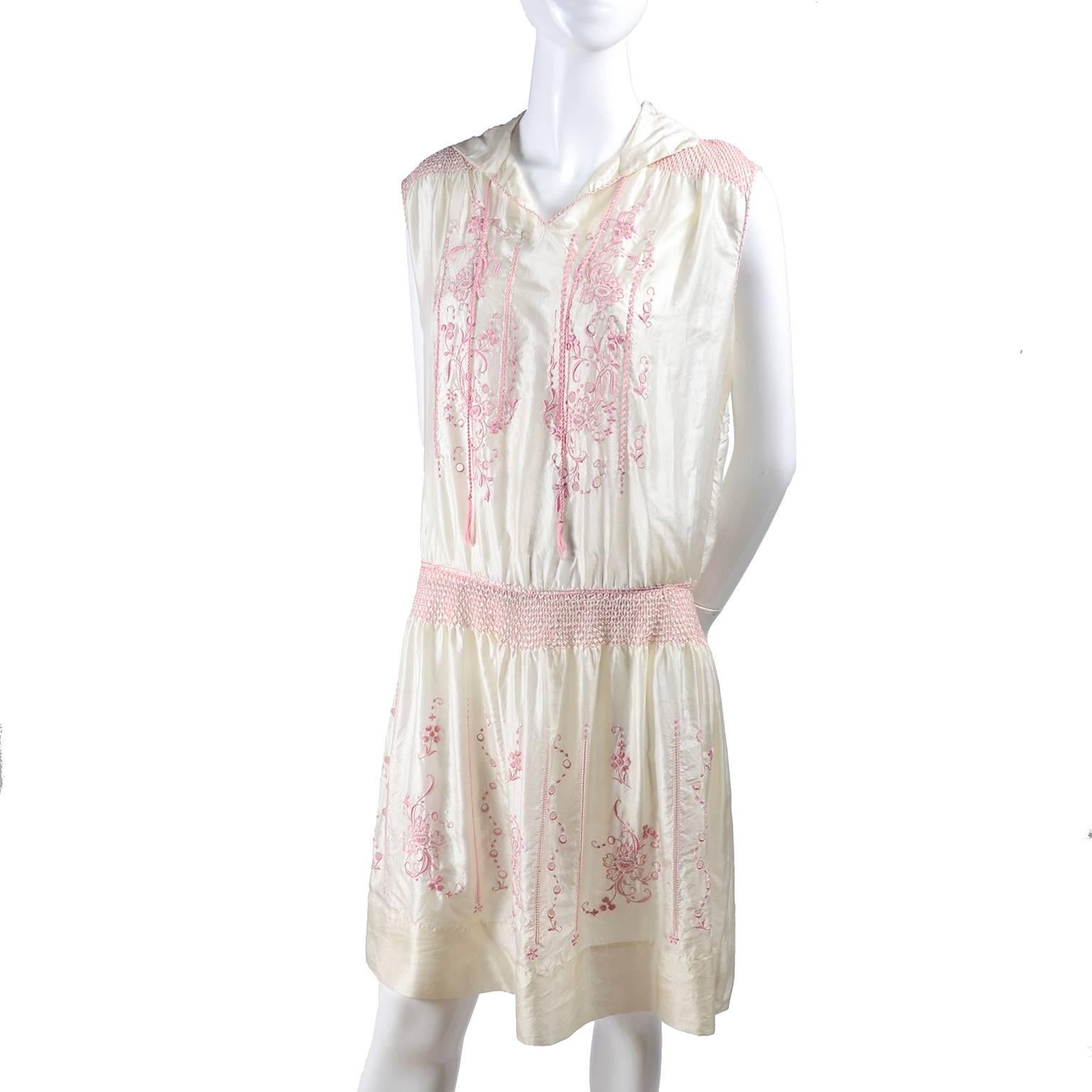 1920s Vintage Dress in Ivory Silk With Pink Embroidery and Topstitching In Excellent Condition For Sale In Portland, OR