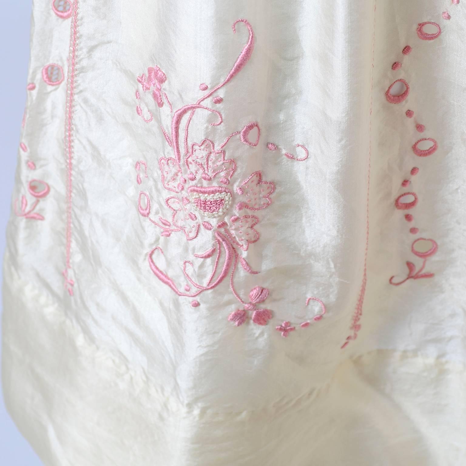 White 1920s Vintage Dress in Ivory Silk With Pink Embroidery and Topstitching For Sale