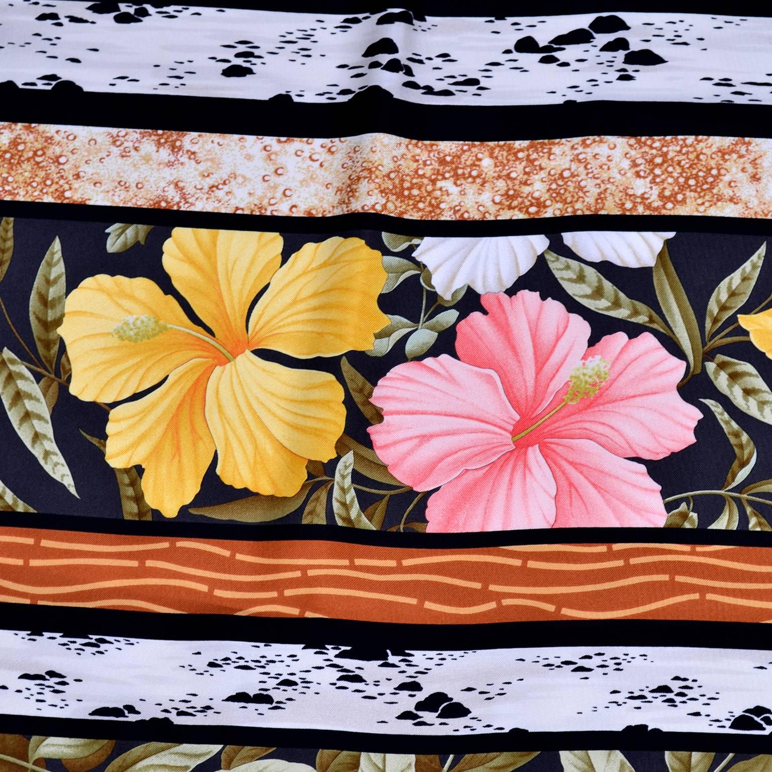 Salvatore Ferragamo - Écharpe en soie vintage imprimée de fleurs d'hibiscus et de nénuphar Excellent état - En vente à Portland, OR