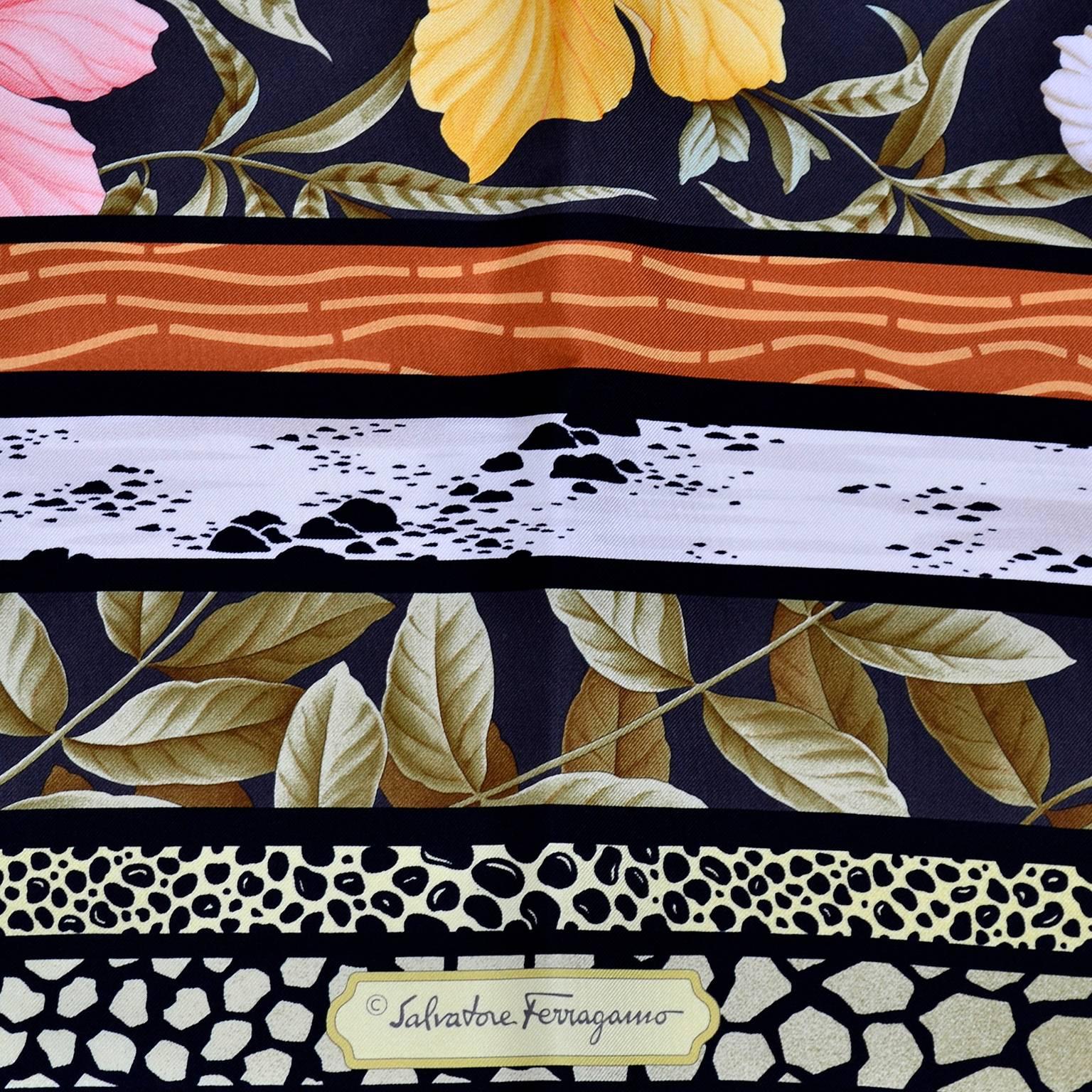 Noir Salvatore Ferragamo - Écharpe en soie vintage imprimée de fleurs d'hibiscus et de nénuphar en vente