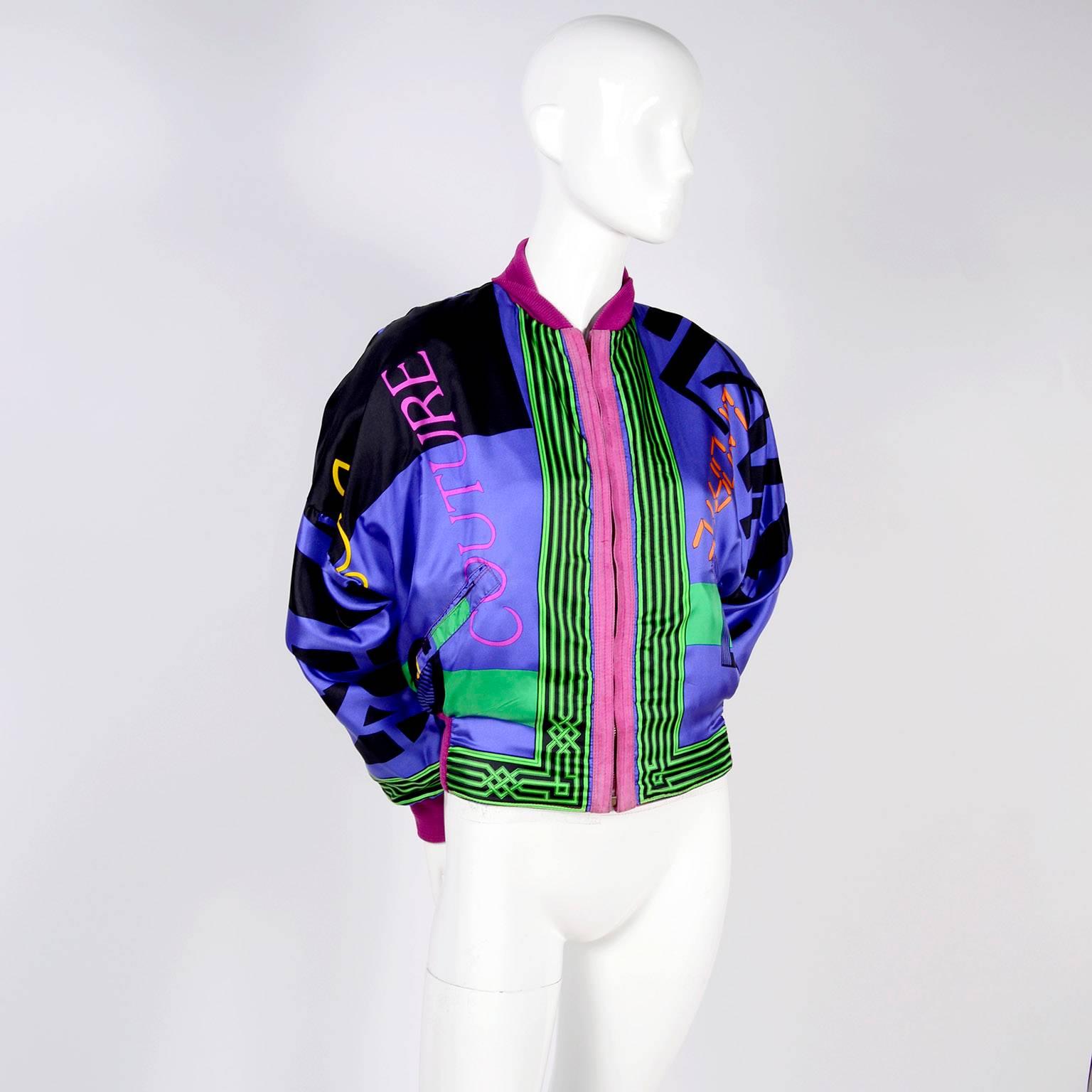 Gianni Versace Jacke aus rosa Wildleder und beidseitig bedruckter Seide:: 1980er Jahre für Damen oder Herren