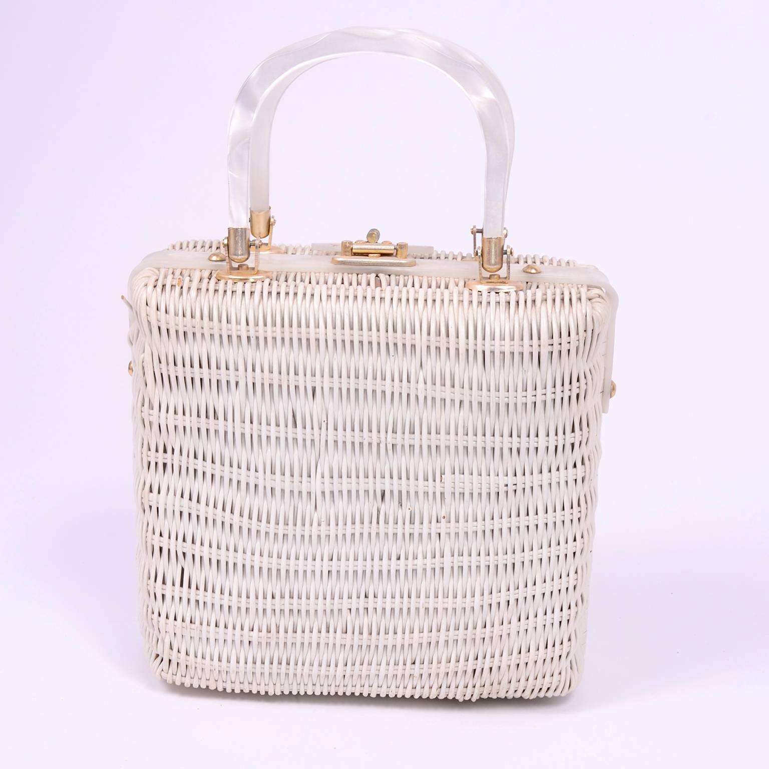 60s Novelty White Wicker Handbag w/ Lucite Rome London New York & Paris Plaques 3