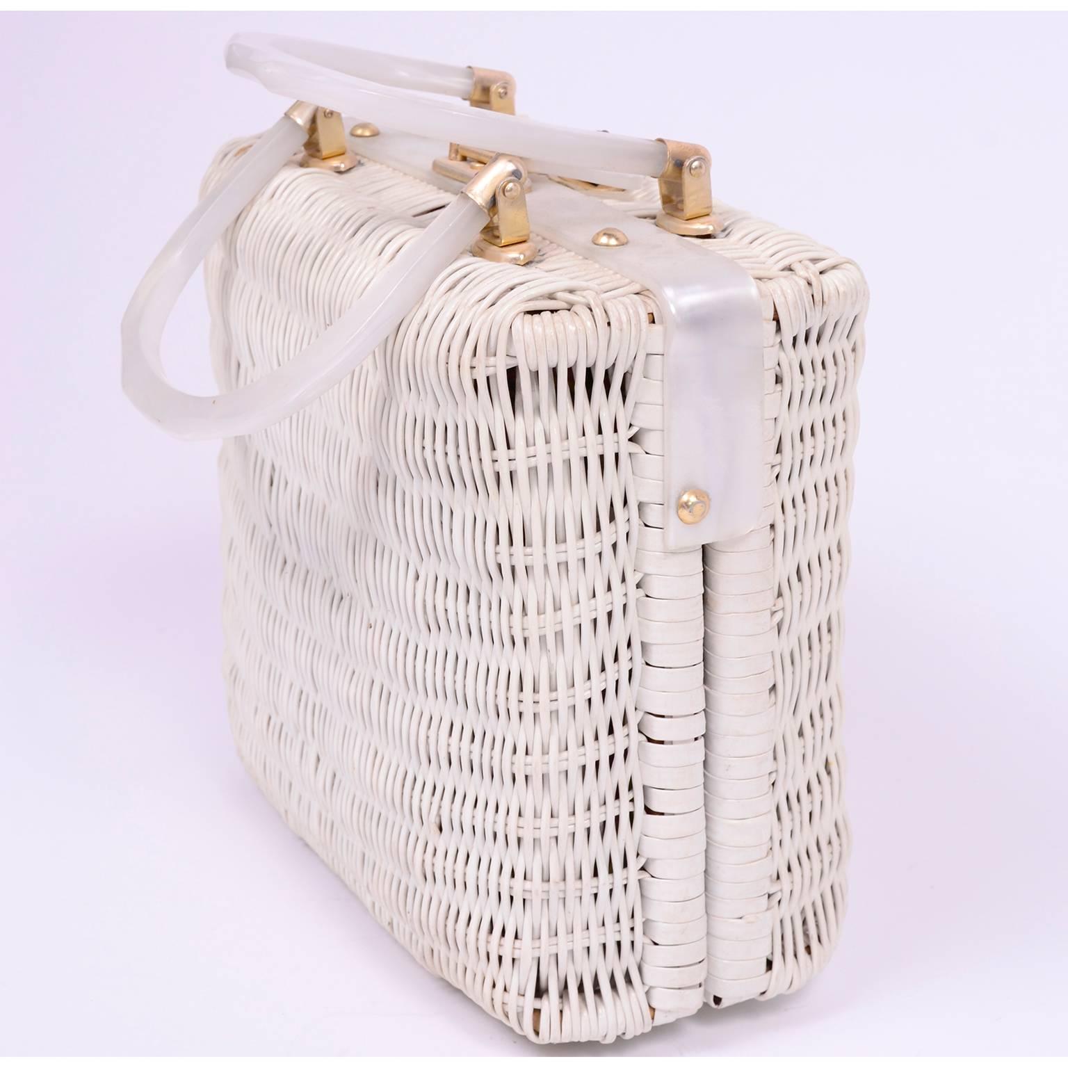 60s Novelty White Wicker Handbag w/ Lucite Rome London New York & Paris Plaques 1