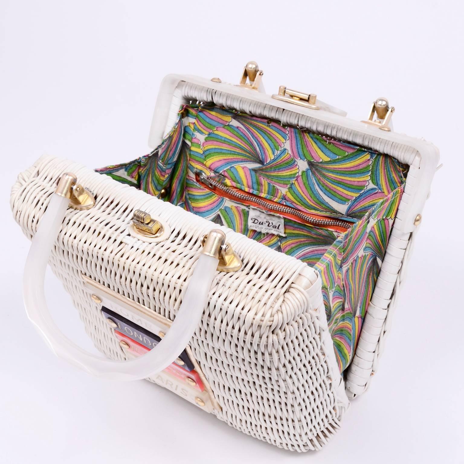 60s Novelty White Wicker Handbag w/ Lucite Rome London New York & Paris Plaques 6