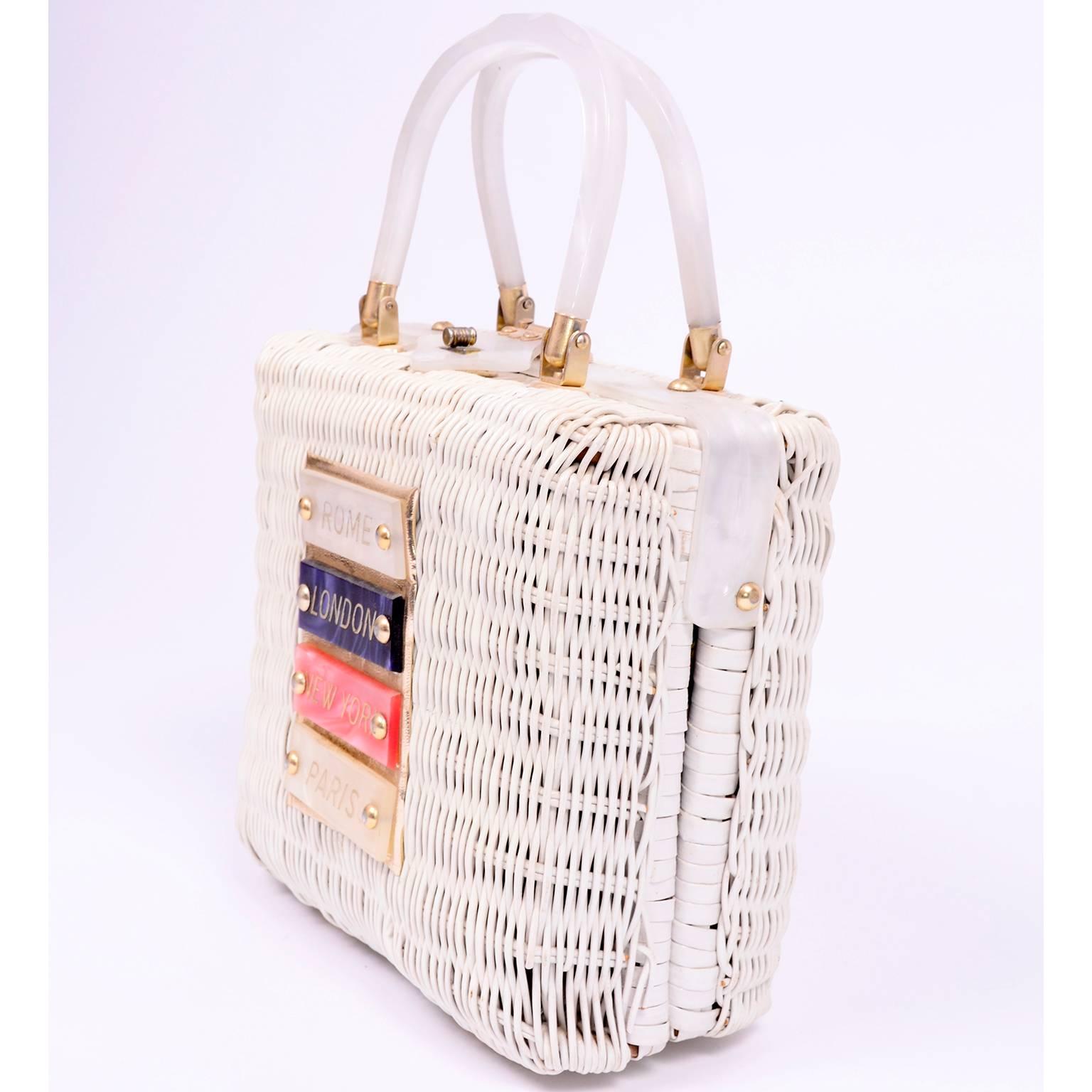 60s Novelty White Wicker Handbag w/ Lucite Rome London New York & Paris Plaques In Excellent Condition In Portland, OR