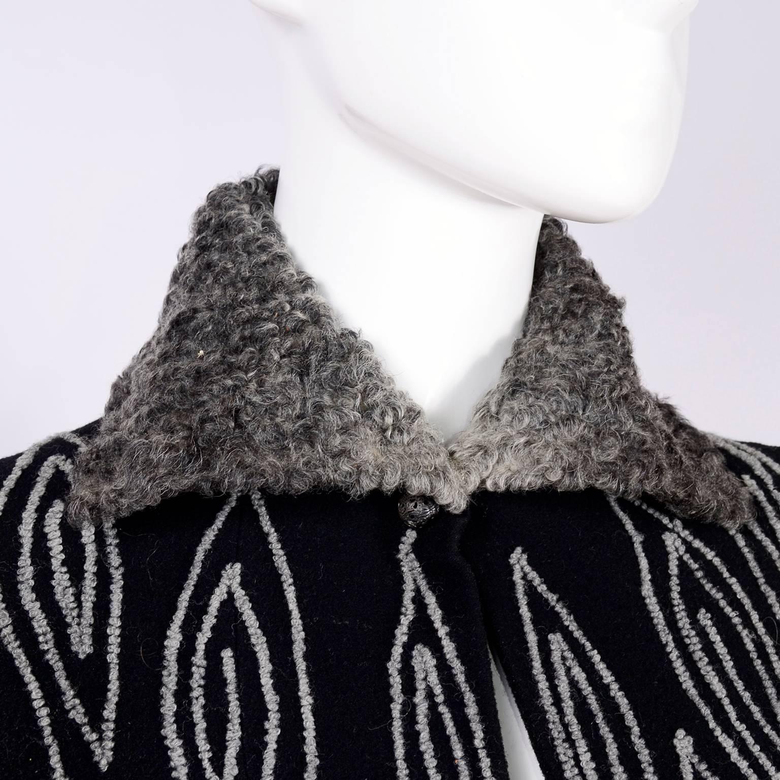 Il s'agit d'une fabuleuse veste vintage art déco portant le Label Exclusive Modes de Marshall Field & Company datant de la fin des années 1920 ou du début des années 1930.  La veste est en laine noire feutrée, avec un col et des poignets en laine