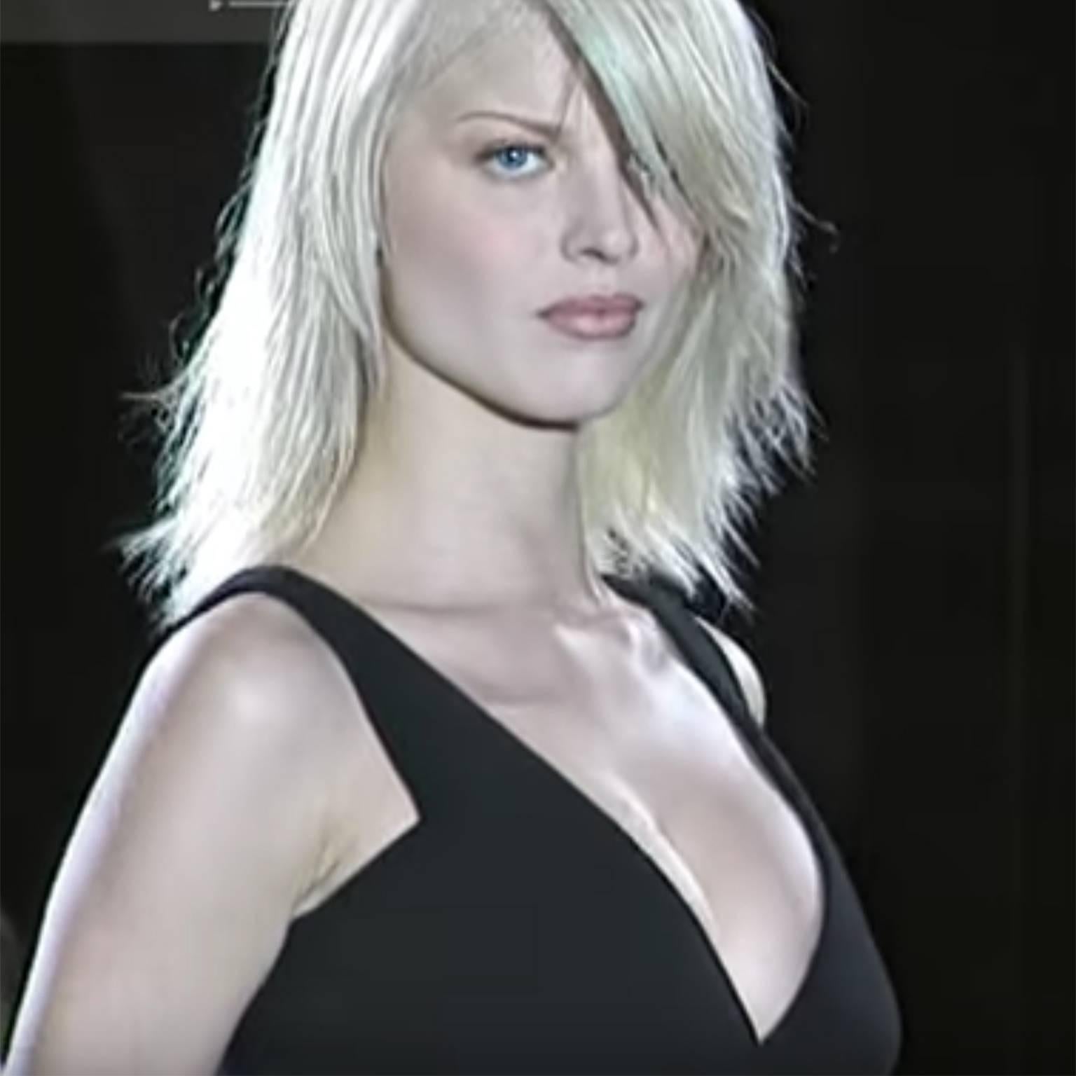 Dies ist ein sensationelles kleines schwarzes Kleid von Gianni Versace aus dem Jahr 1995/96.  Das Kleid ist aus schwarzer Wolle und ist in Viskose gefüttert und wurde nie getragen.  Das Etikett von Gianni Versace Couture ist noch vorhanden. Das