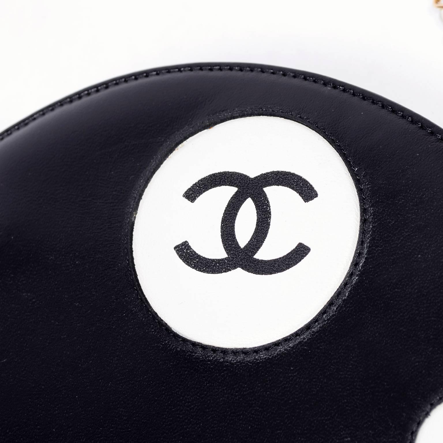 Seltene Chanel runde schwarz-weiße Lammfell-Handtasche Circle Umhängetasche oder Clutch im Zustand „Hervorragend“ in Portland, OR