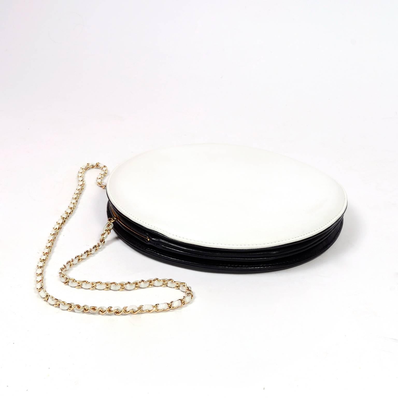 Seltene Chanel runde schwarz-weiße Lammfell-Handtasche Circle Umhängetasche oder Clutch 2