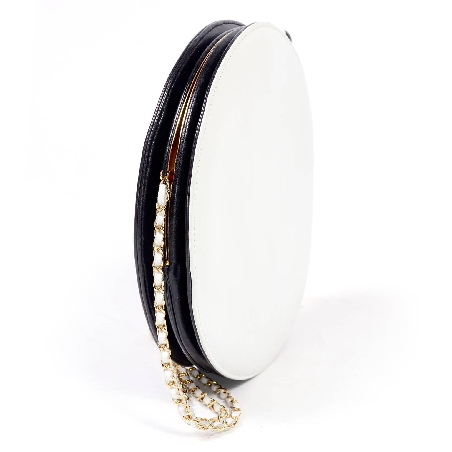 Seltene Chanel runde schwarz-weiße Lammfell-Handtasche Circle Umhängetasche oder Clutch 1