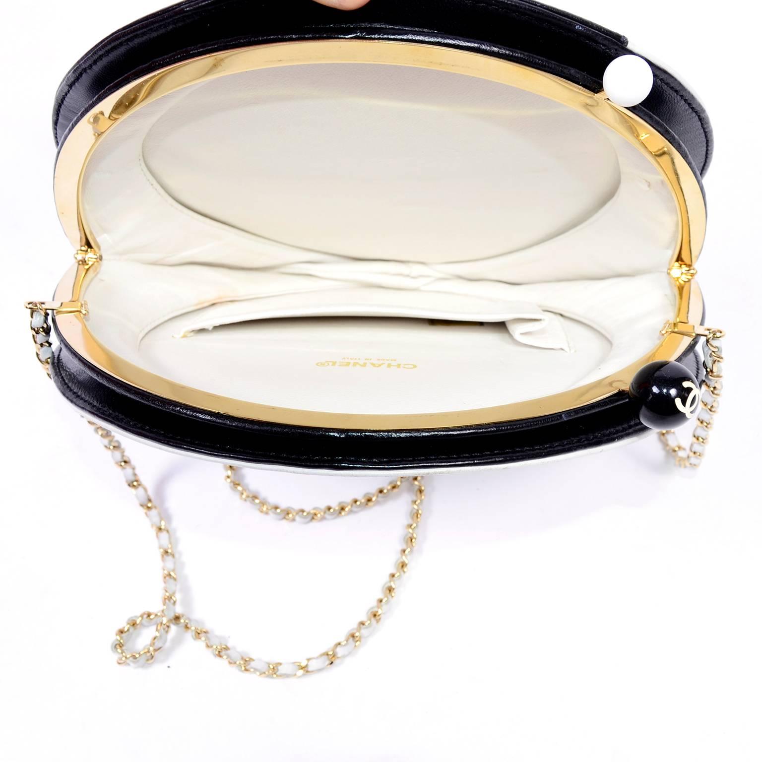 Seltene Chanel runde schwarz-weiße Lammfell-Handtasche Circle Umhängetasche oder Clutch Damen