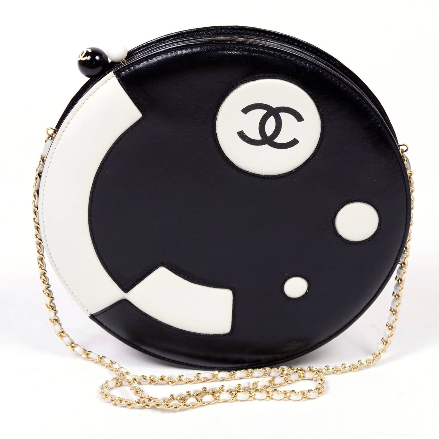Diese wunderschöne Chanel-Umhängetasche ist atemberaubend mit ihrem modernen futuristischen Muster und ihrer runden Form.  Diese kontrastreiche runde schwarze und weiße Lammlederhandtasche stammt aus der Chanel-Kollektion 2003-2004. Sie können diese