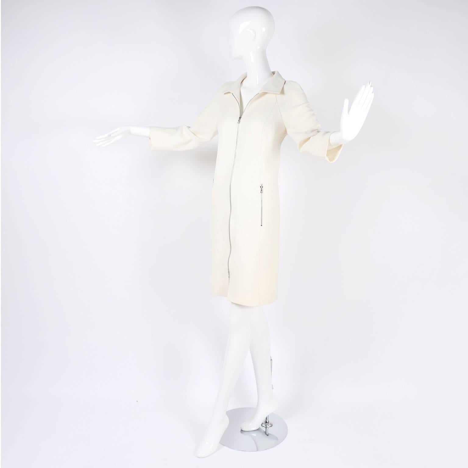 Courreges Mantel aus weißer, weißer und elfenbeinfarbener Wolle mit Reißverschluss vorne und Taschen im Angebot 4