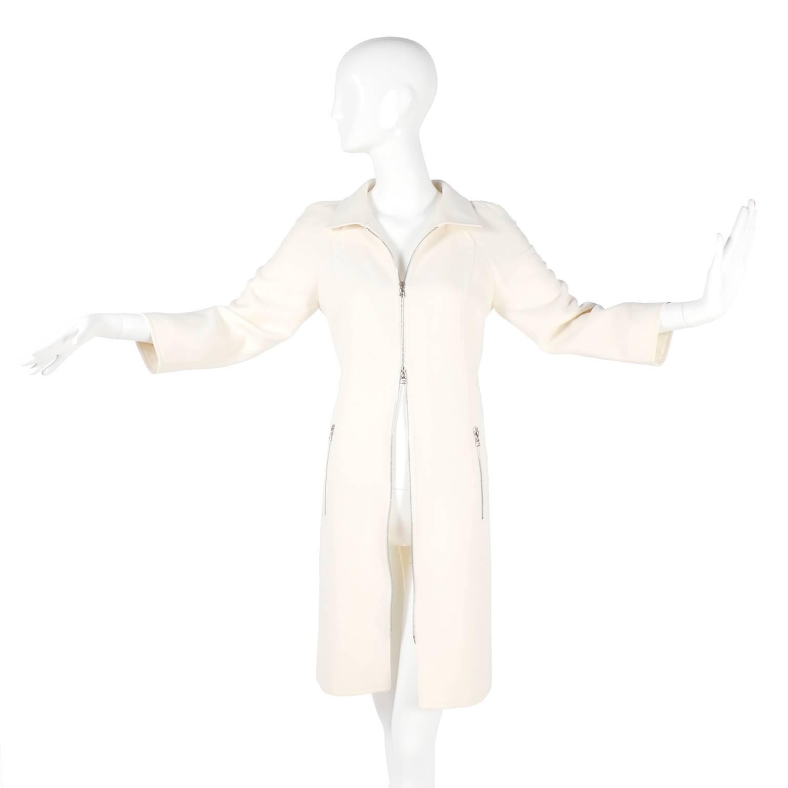 Courreges Mantel aus weißer, weißer und elfenbeinfarbener Wolle mit Reißverschluss vorne und Taschen (Weiß) im Angebot