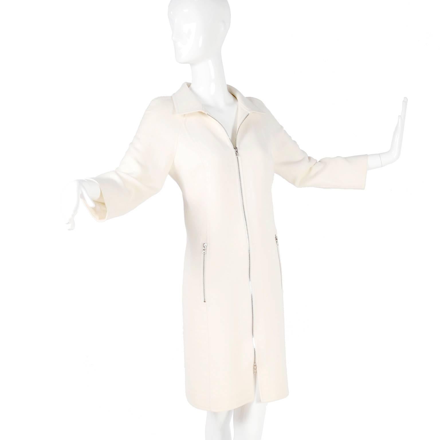 Courreges Mantel aus weißer, weißer und elfenbeinfarbener Wolle mit Reißverschluss vorne und Taschen Damen im Angebot