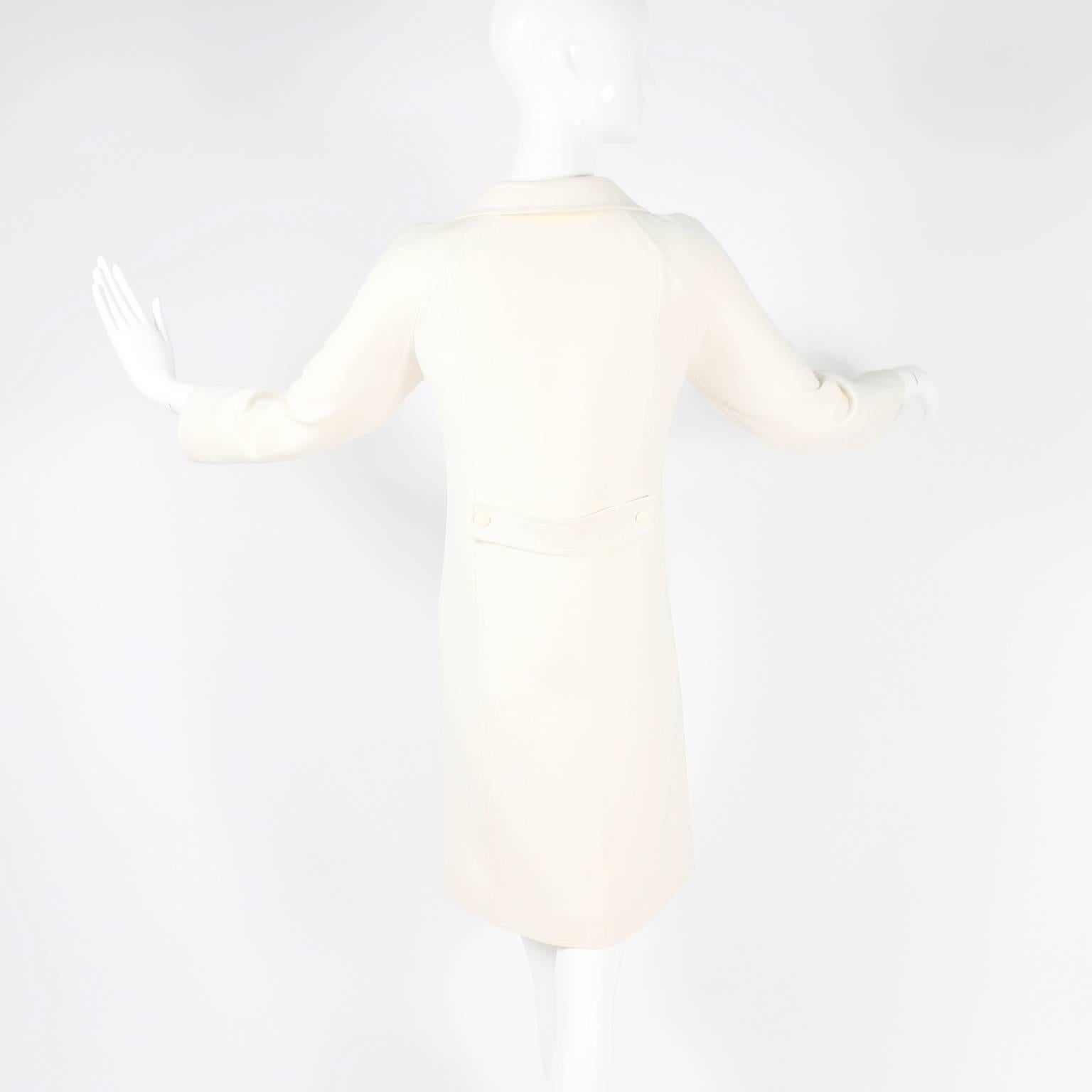 Courreges Mantel aus weißer, weißer und elfenbeinfarbener Wolle mit Reißverschluss vorne und Taschen im Angebot 1