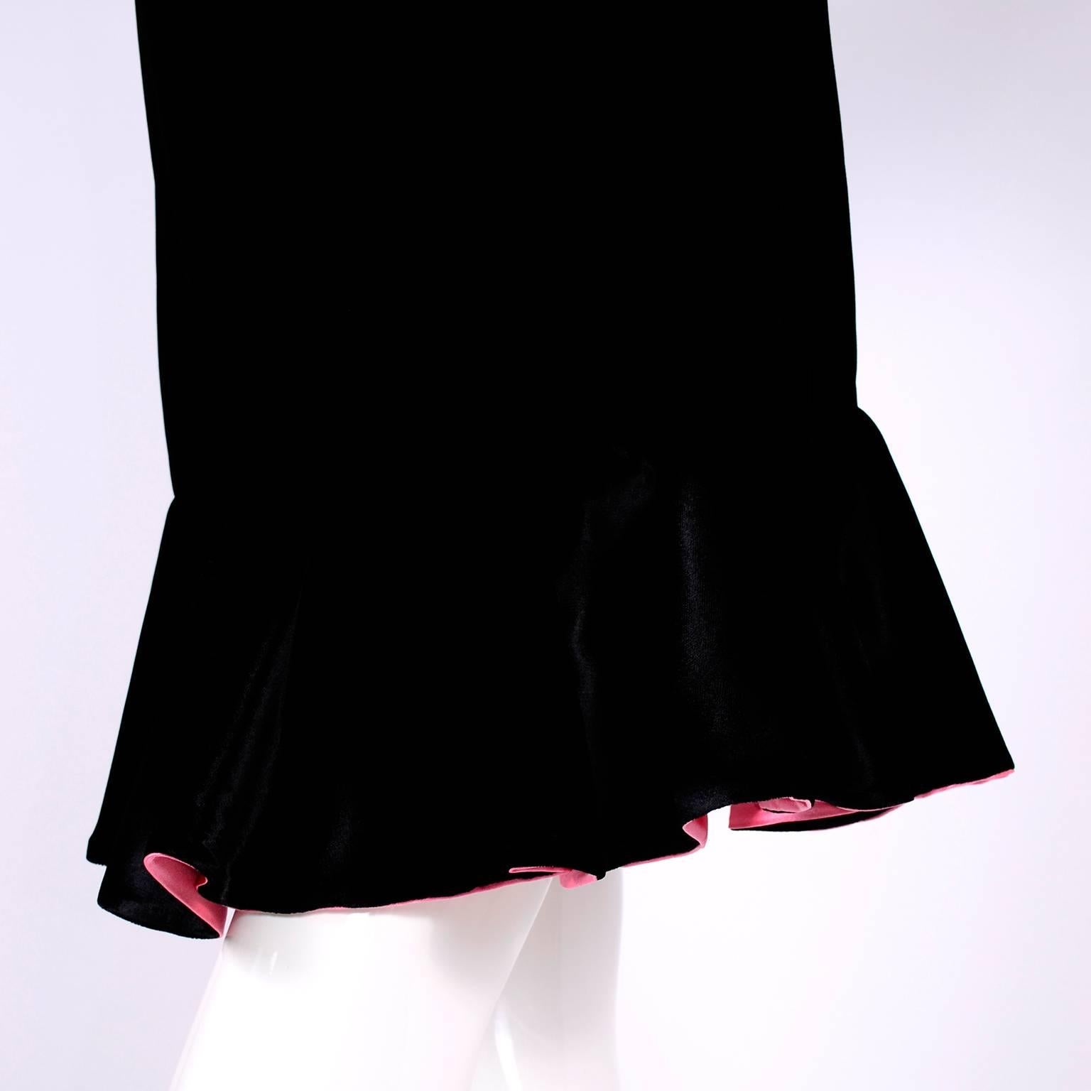 1980s Oscar de la Renta Vintage Dress in Black Velvet with Pink Satin Ruffles For Sale 4