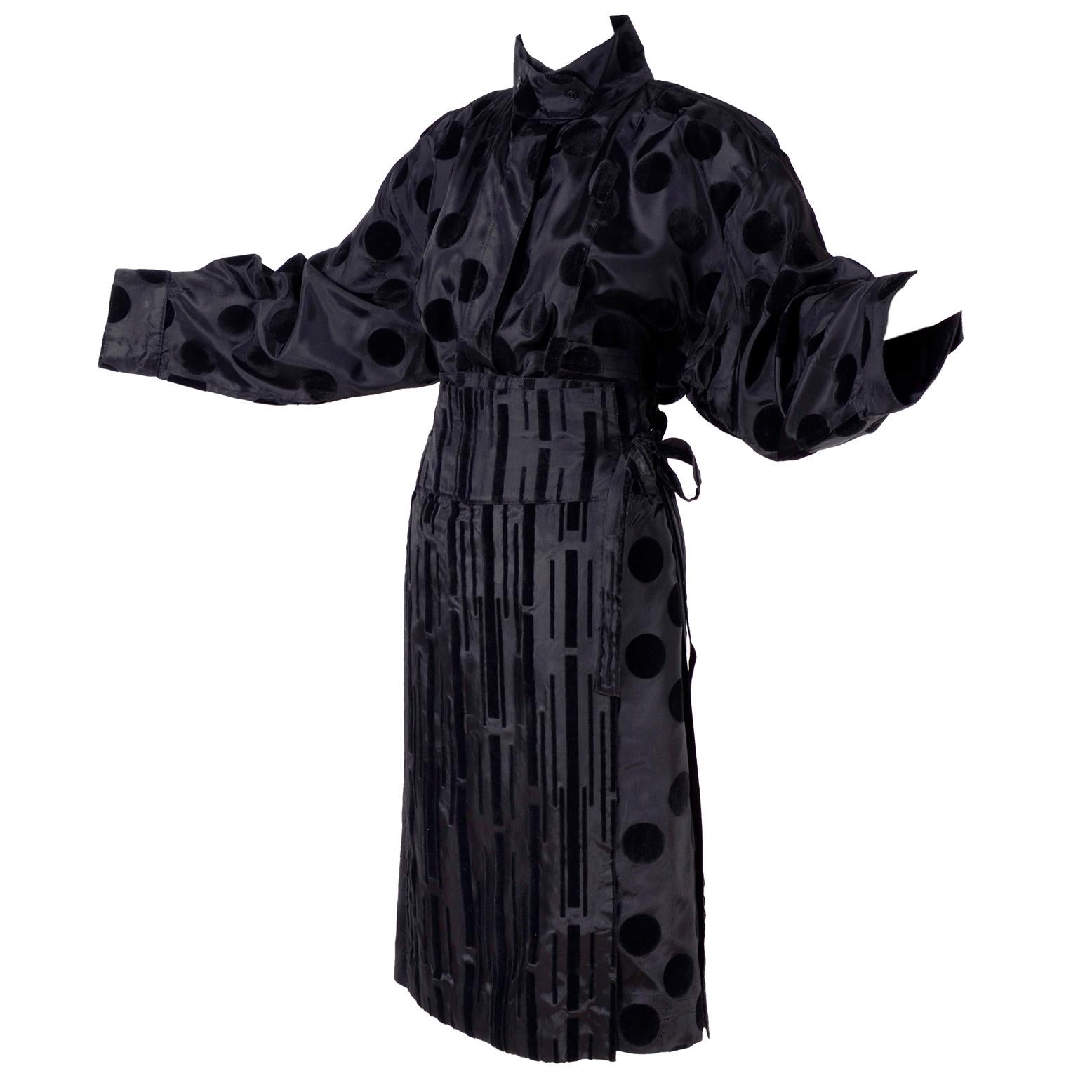 La créatrice française France Andrevie a conçu cette magnifique robe noire deux pièces en soie à pois et rayures ton sur ton:: avec un haut oversize et une jupe portefeuille à panneaux. Le haut est recouvert de gros pois en velours:: et a été acheté
