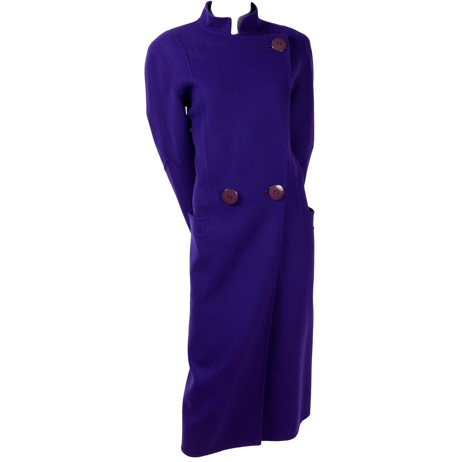 C'est un superbe manteau vintage en laine violette de Salvatore Ferragamo. Le manteau peut être porté avec des revers ou avec un col mandarin. Il a des poches à rabat et se ferme avec deux gros boutons. Ce magnifique manteau de la fin des années